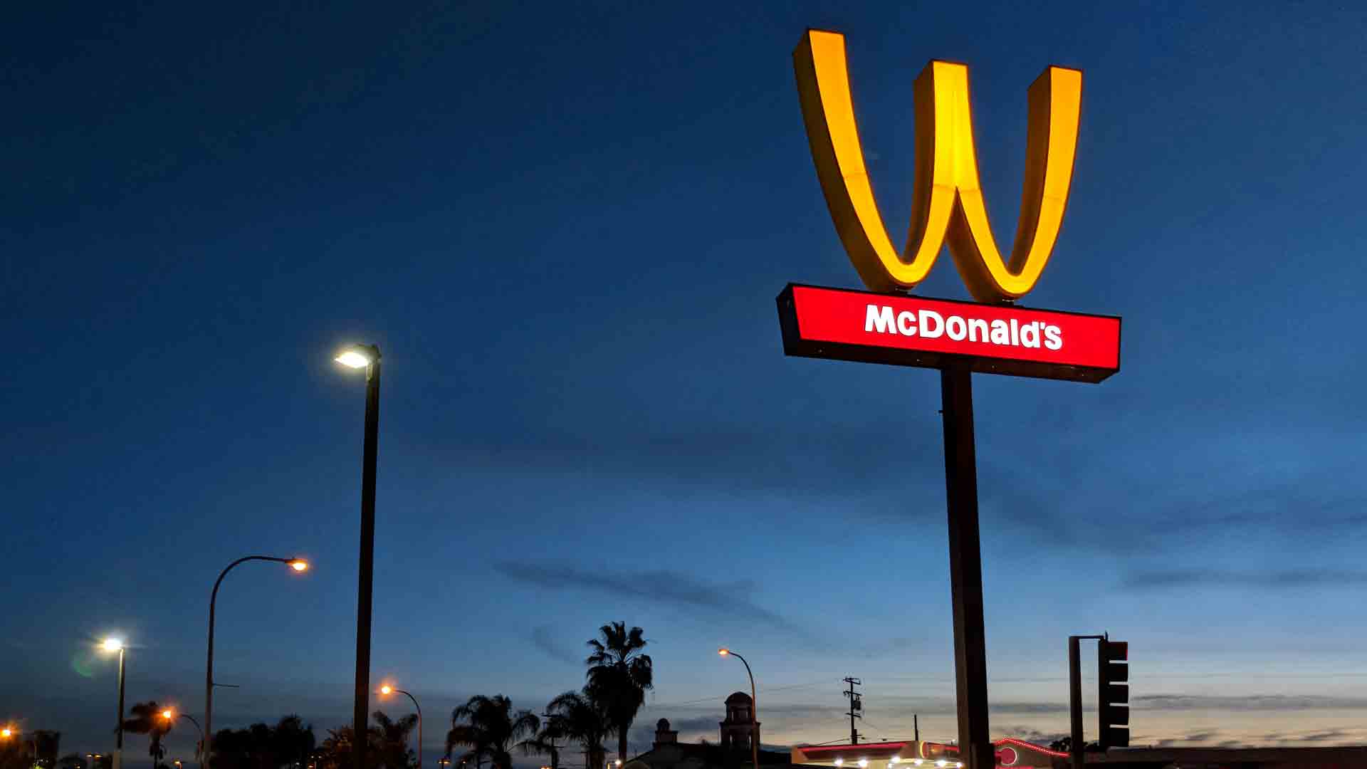 Un McDonald's de California gira su M para celebrar el Día de la Mujer