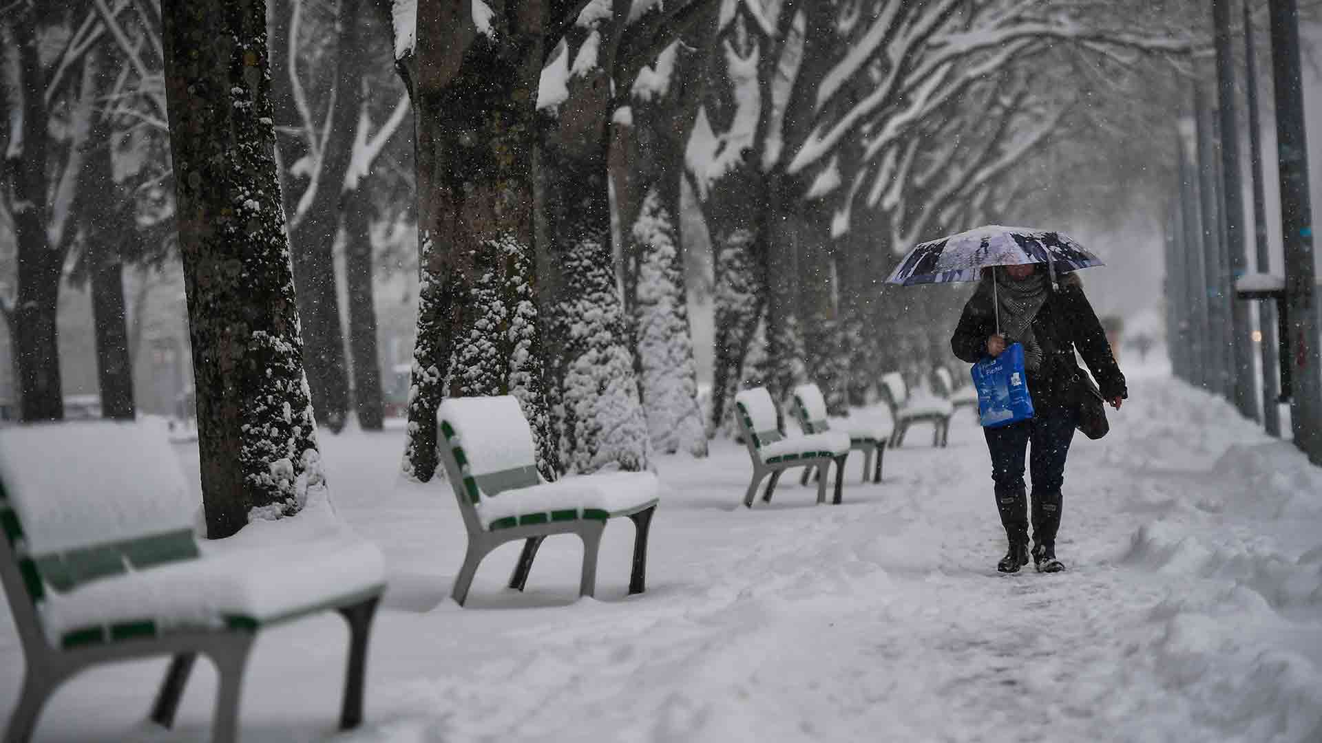 Un nuevo temporal pone en alerta por nieve, oleaje o viento a casi toda España