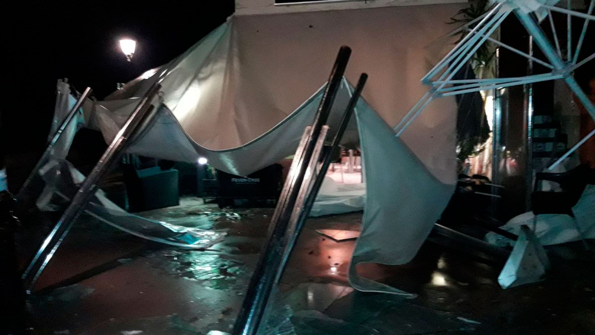 Un tornado arrasa con coches, barcos y locales en Cádiz