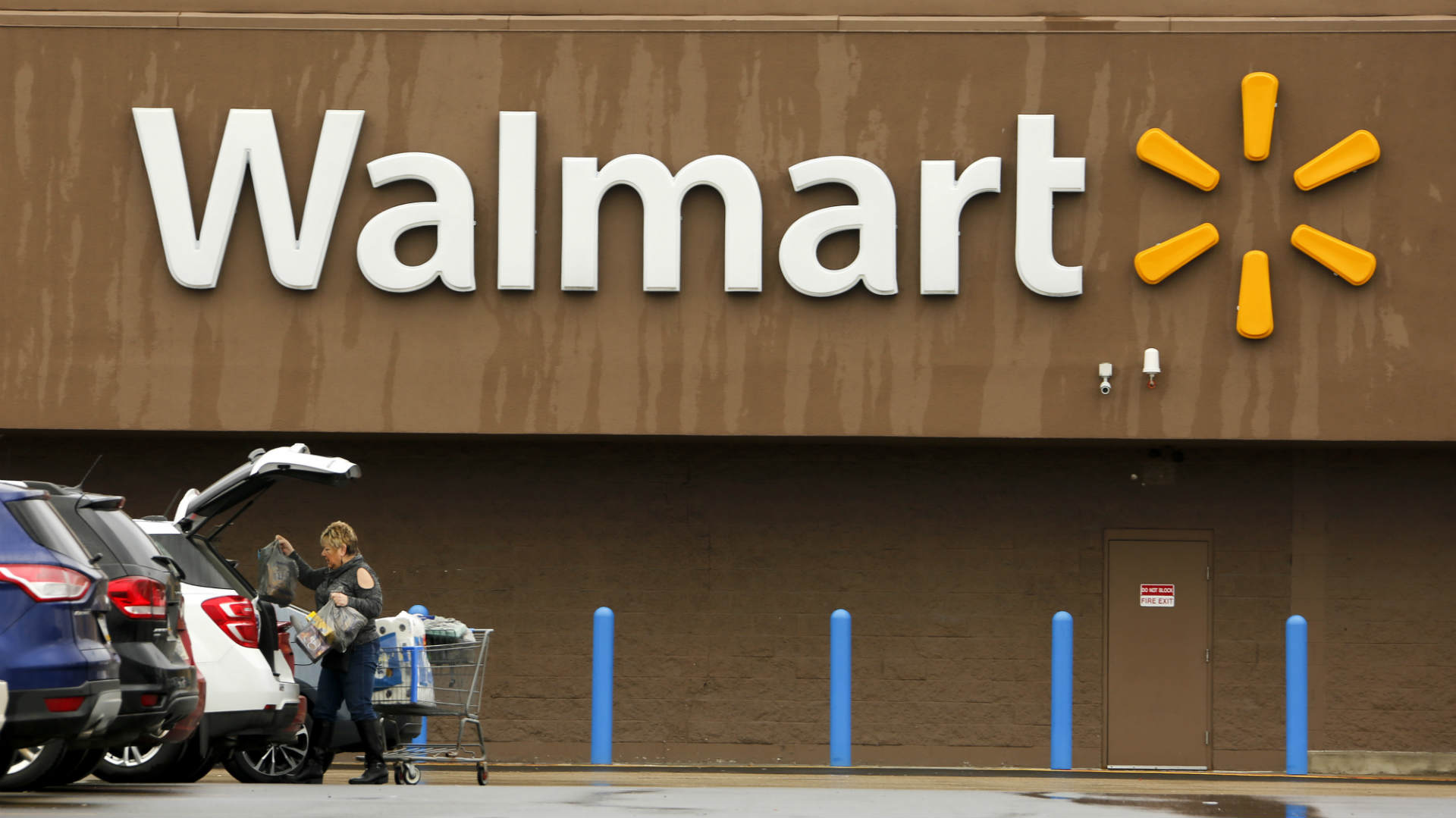 Walmart eleva a 21 años la edad para comprar armas