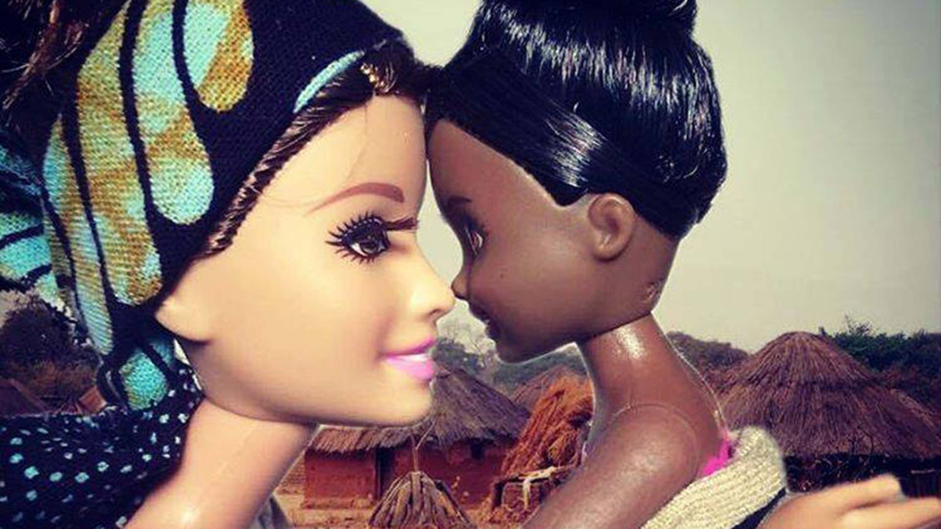 Barbie Savior, la cuenta satírica de Instagram que se ríe de los salvadores blancos