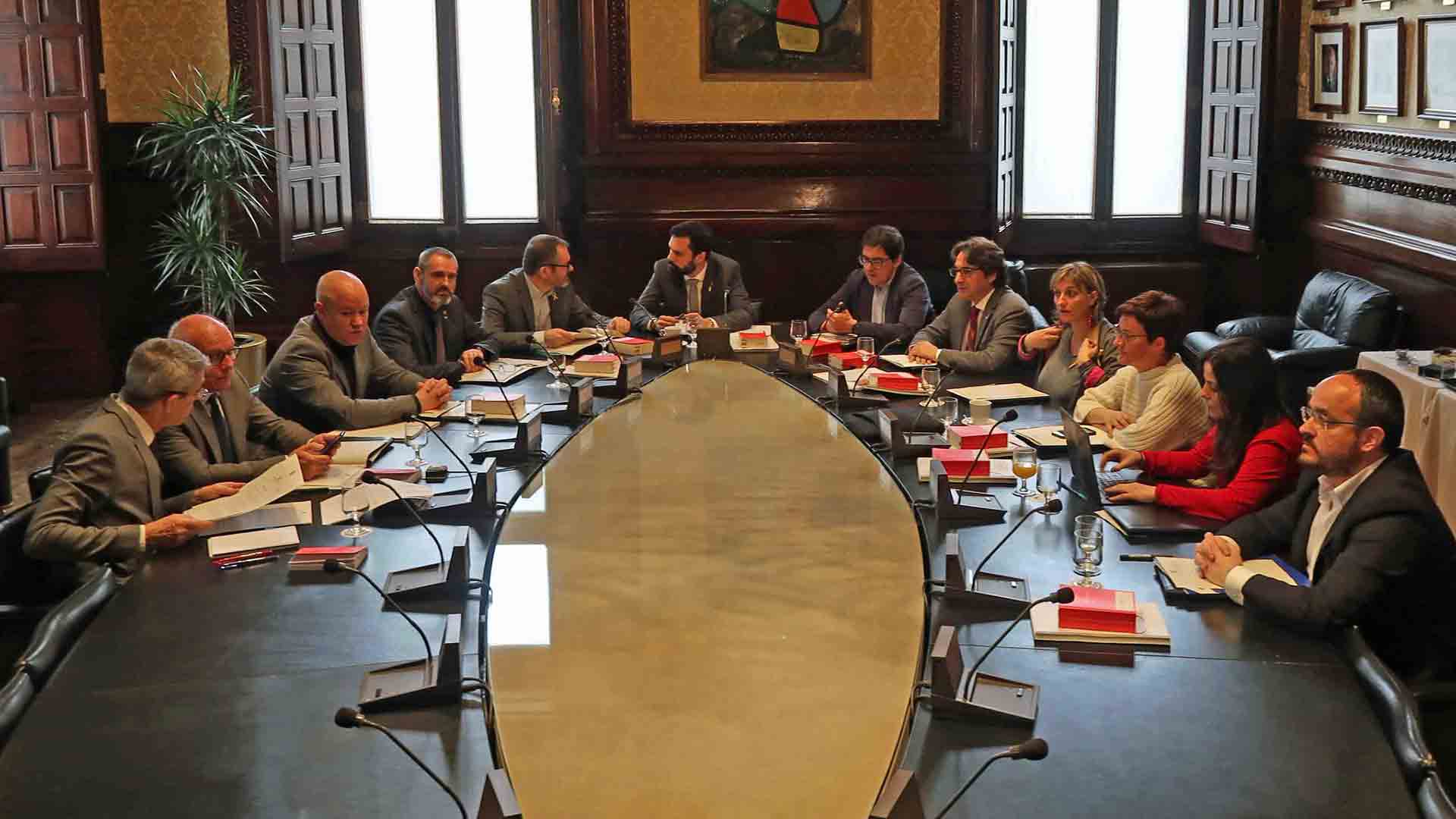 La Mesa del Parlament aprueba la delegación de voto de Puigdemont