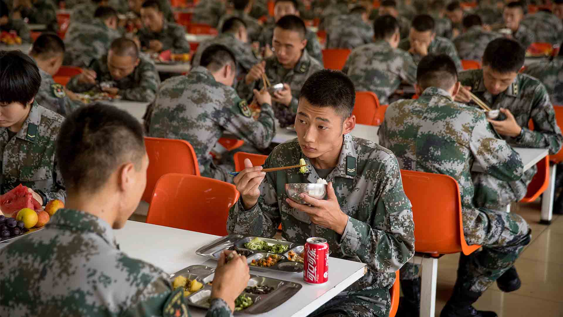 China prohíbe a sus soldados buscar pareja por internet