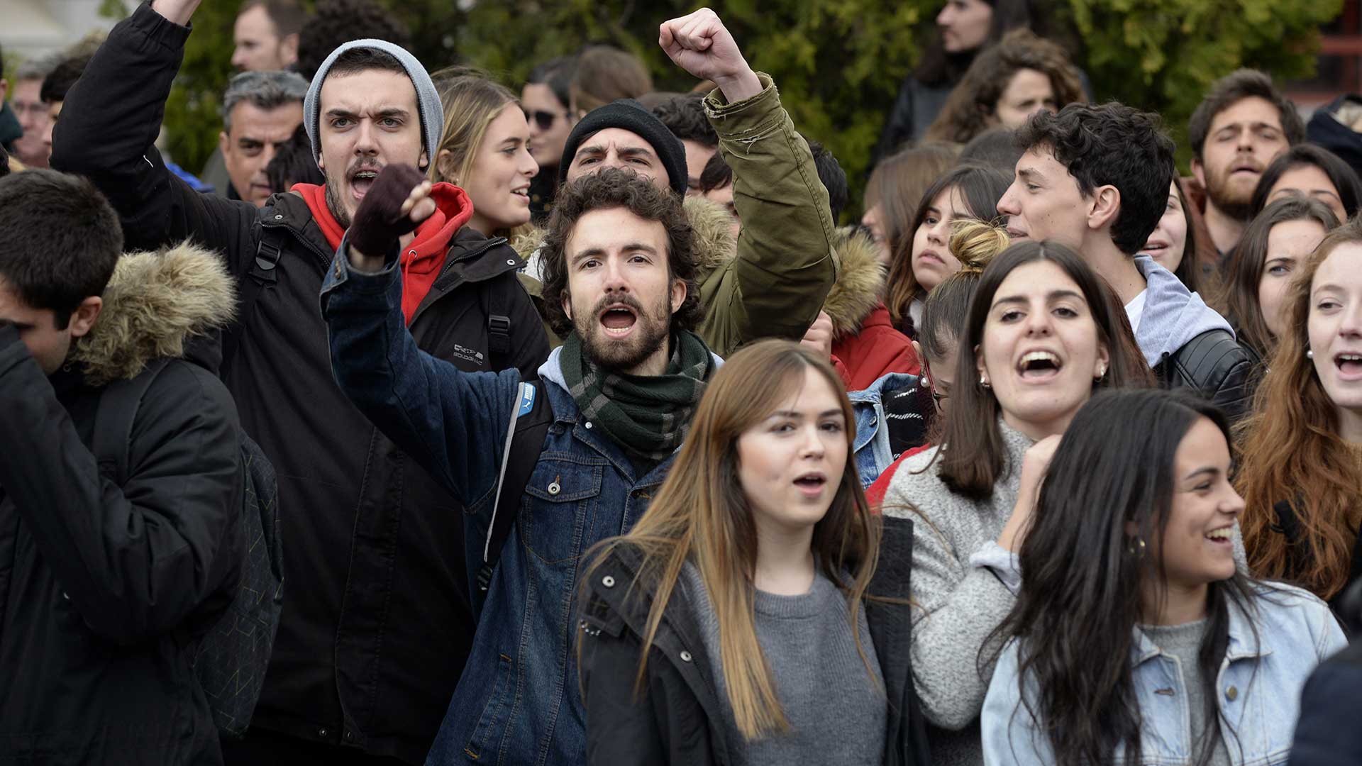 Cientos de alumnos exigen la dimisión de Cifuentes y del rector de la Rey Juan Carlos