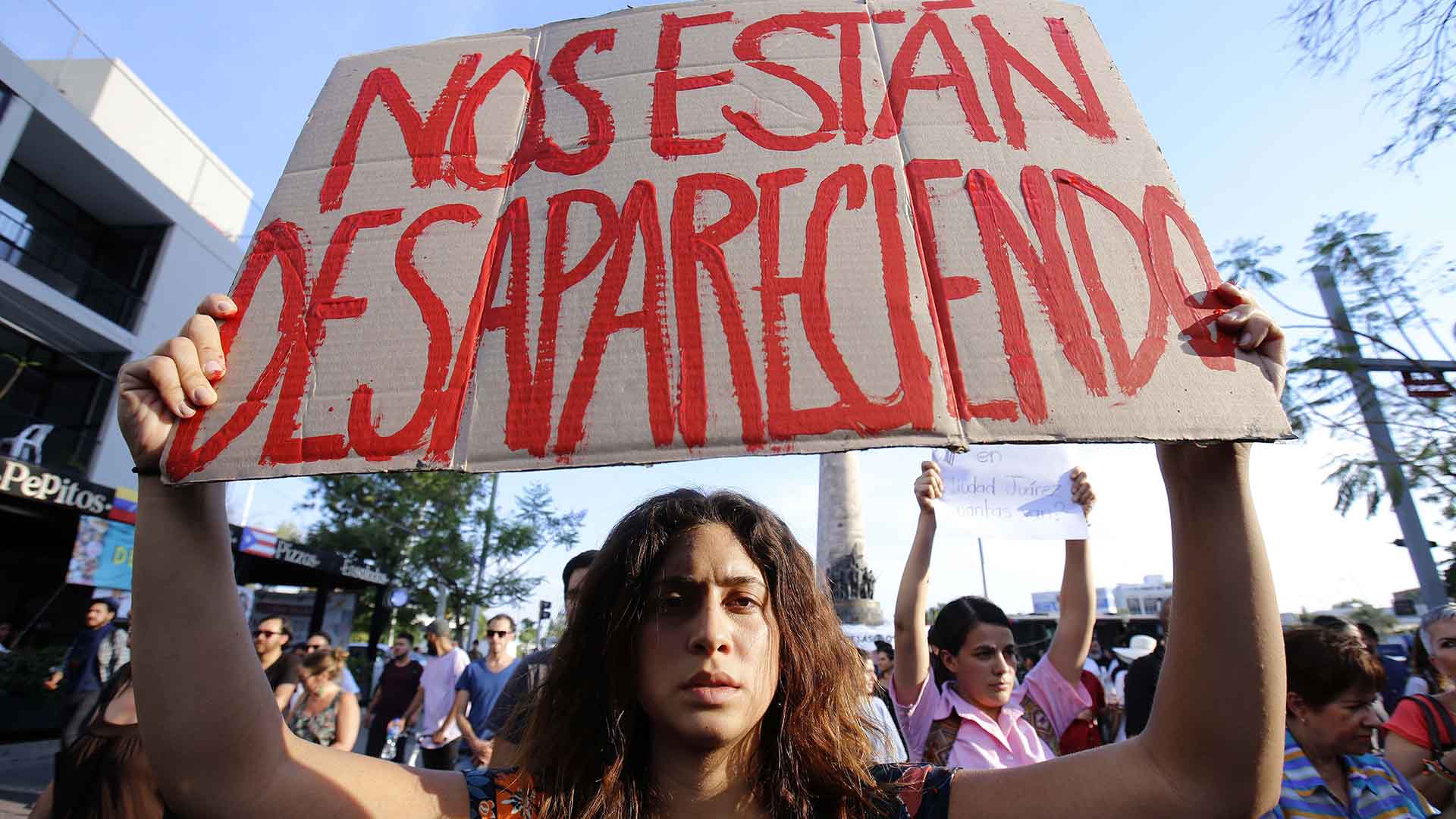 Cientos de manifestantes exigen que se aclare el asesinato de tres estudiantes en México