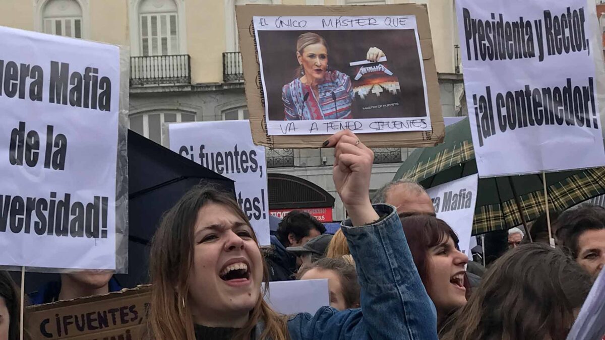 Cientos de universitarios piden la dimisión de Cifuentes a las puertas de su despacho