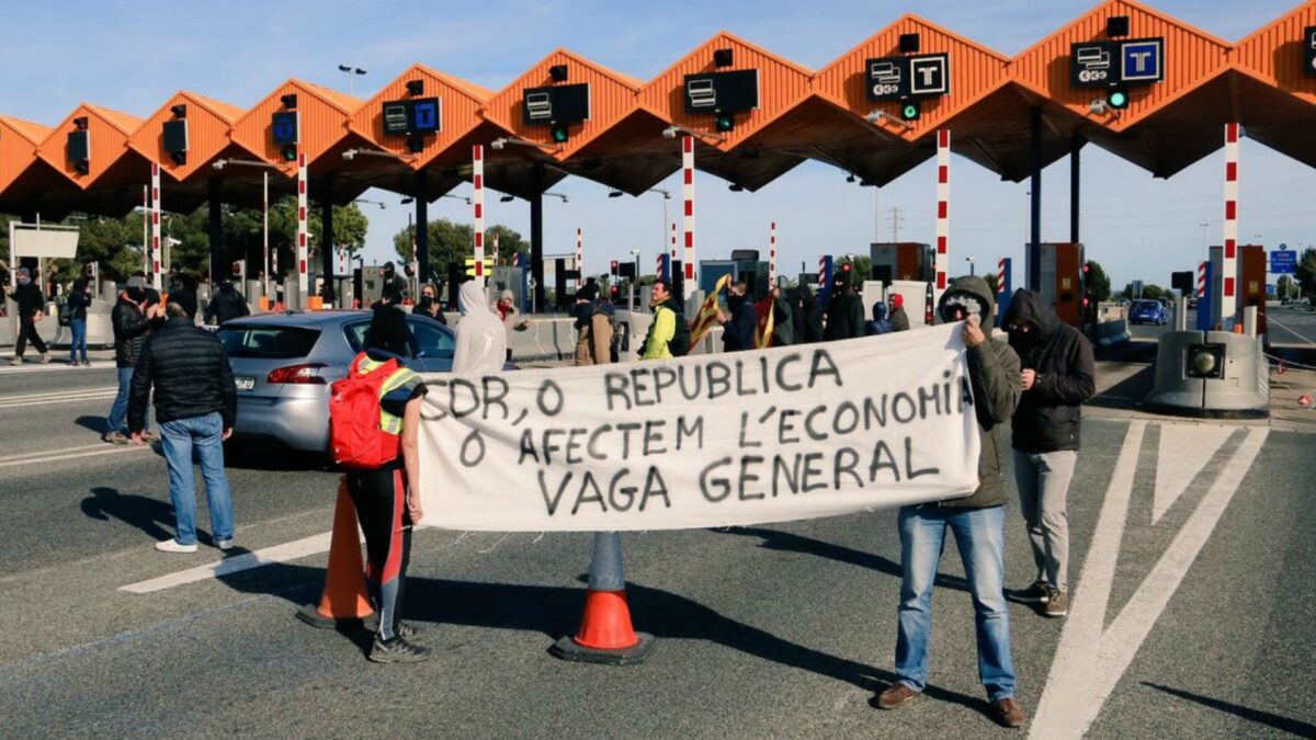 Decenas de independentistas levantan las barreras del peaje de la AP-7 para que los coches no paguen