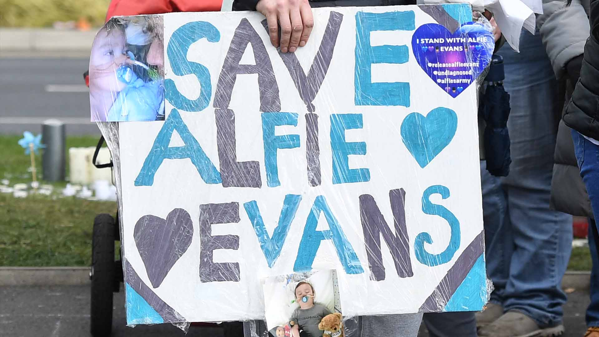 El bebé Alfie Evans respira por sus propios medios desde que fue desenchufado