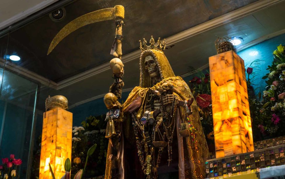 El culto a la Santa Muerte en México - Videos - The Objective