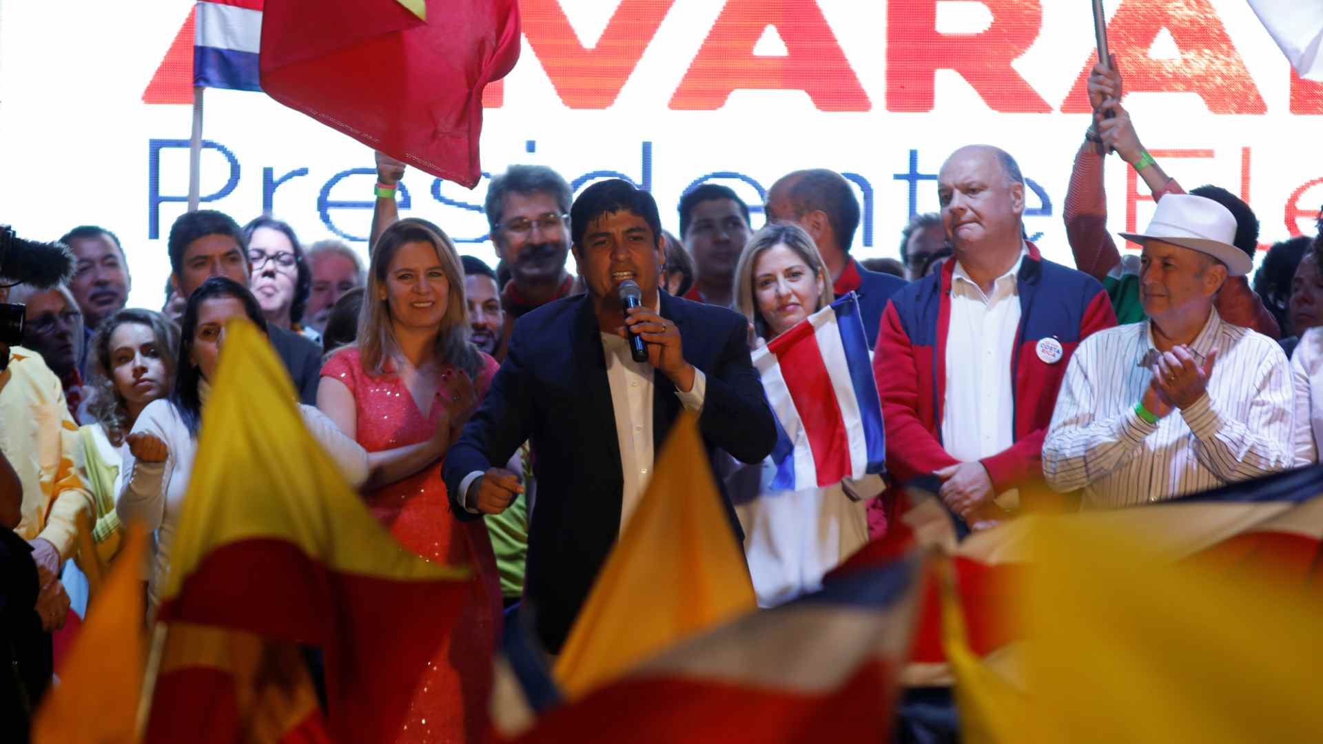 El oficialista Carlos Alvarado gana las elecciones en Costa Rica