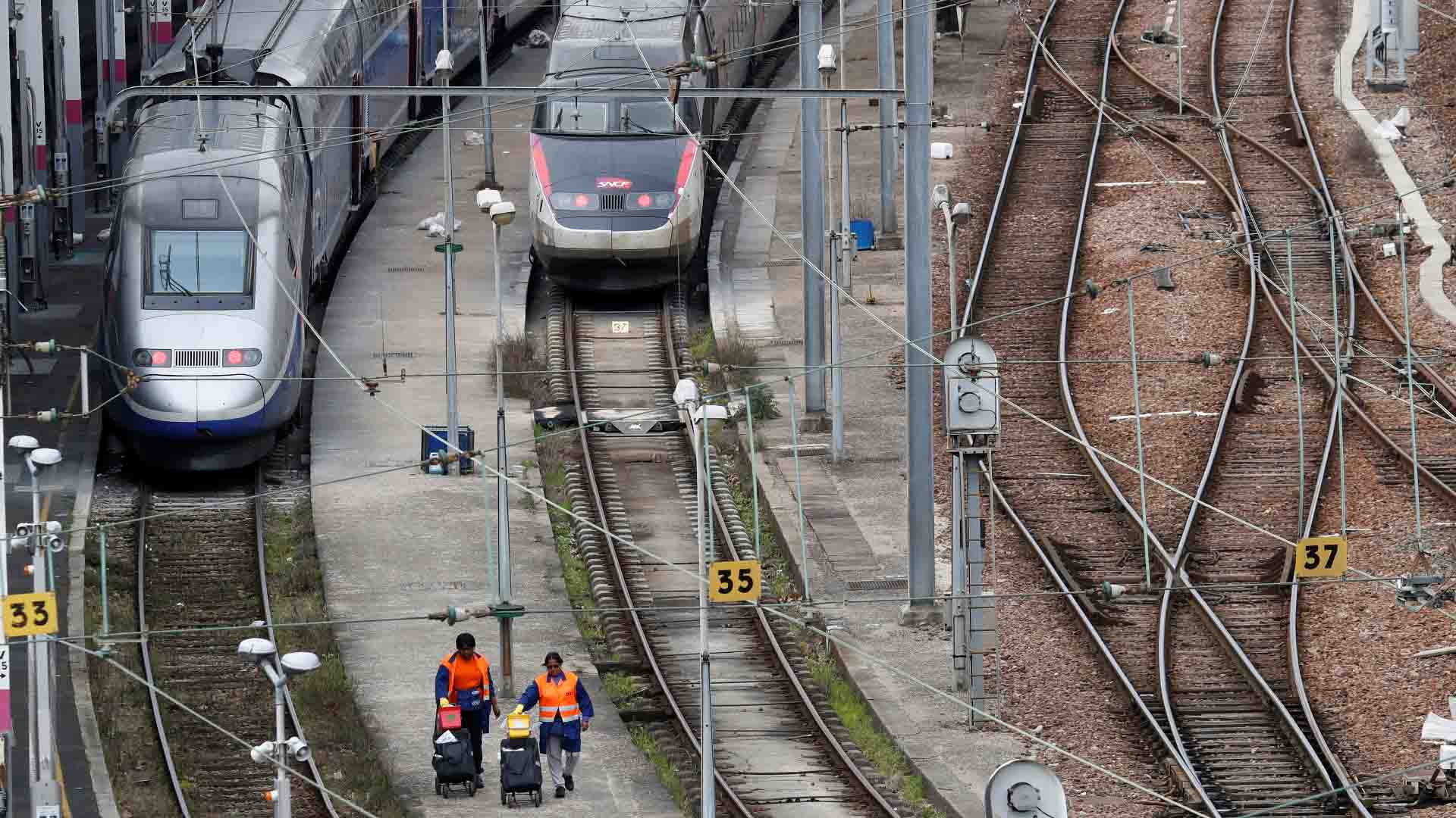 El transporte ferroviario francés echa un pulso a Macron con huelgas intermitentes