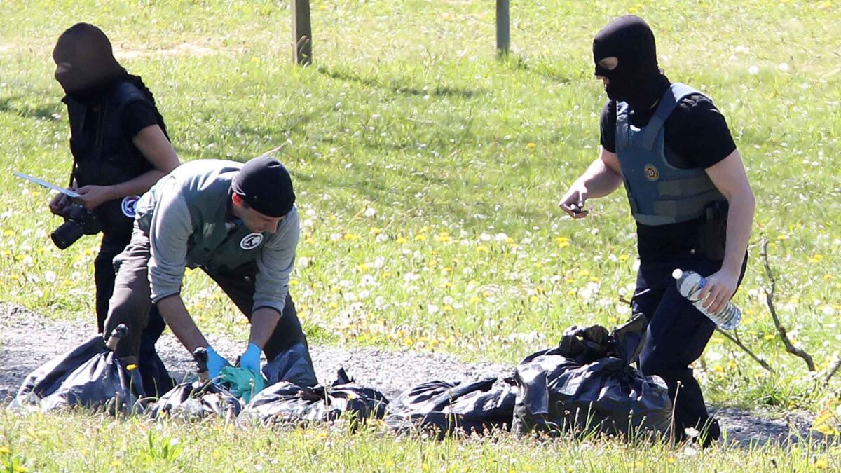 ETA entrega dos cajas con armas en Francia