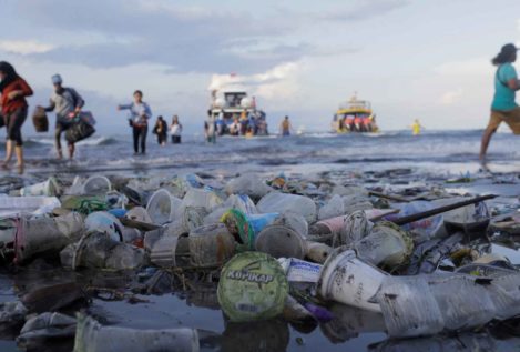 Investigadores diseñan una enzima que destruye el plástico y podría reducir la contaminación