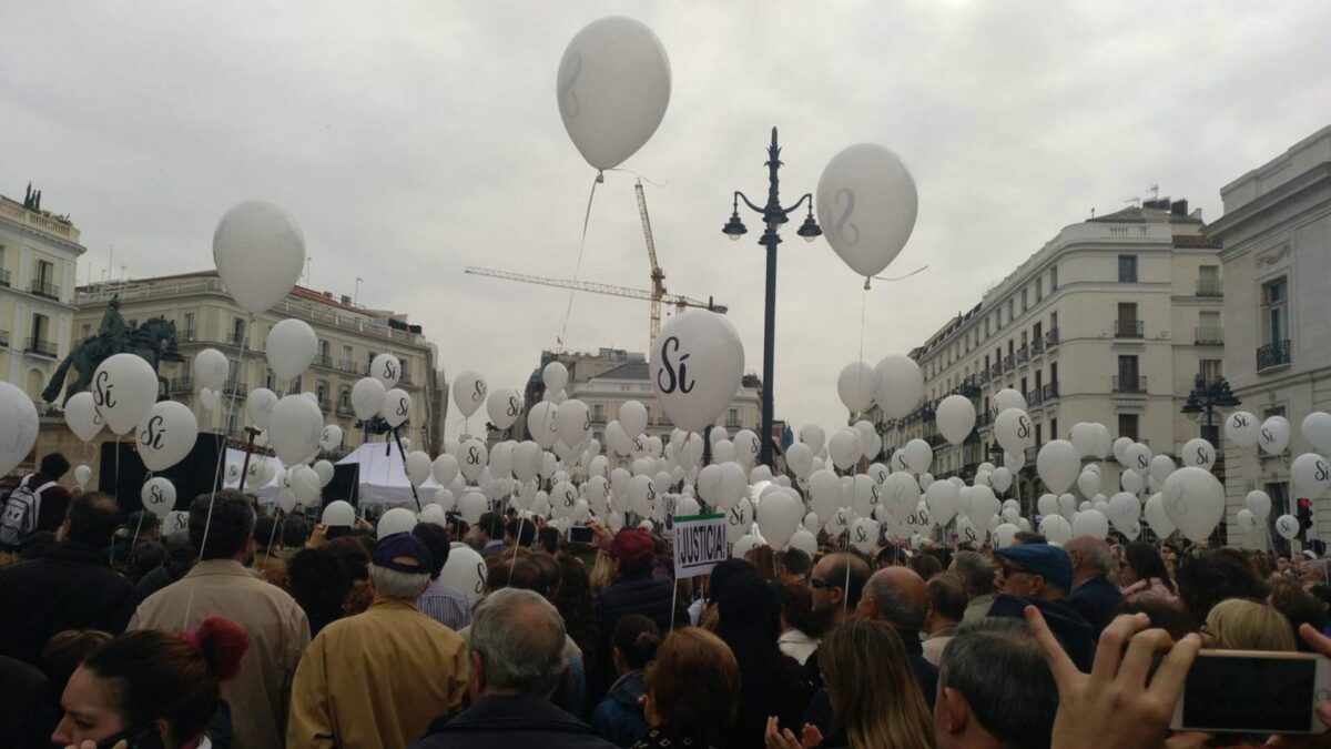 La familia de Diana Quer encabeza una marcha multitudinaria en defensa de la prisión permanente revisable