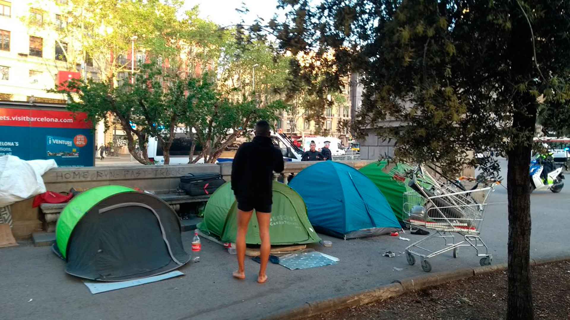 La Guardia Urbana desaloja a los sintecho e independentistas acampados en la Plaza de Cataluña