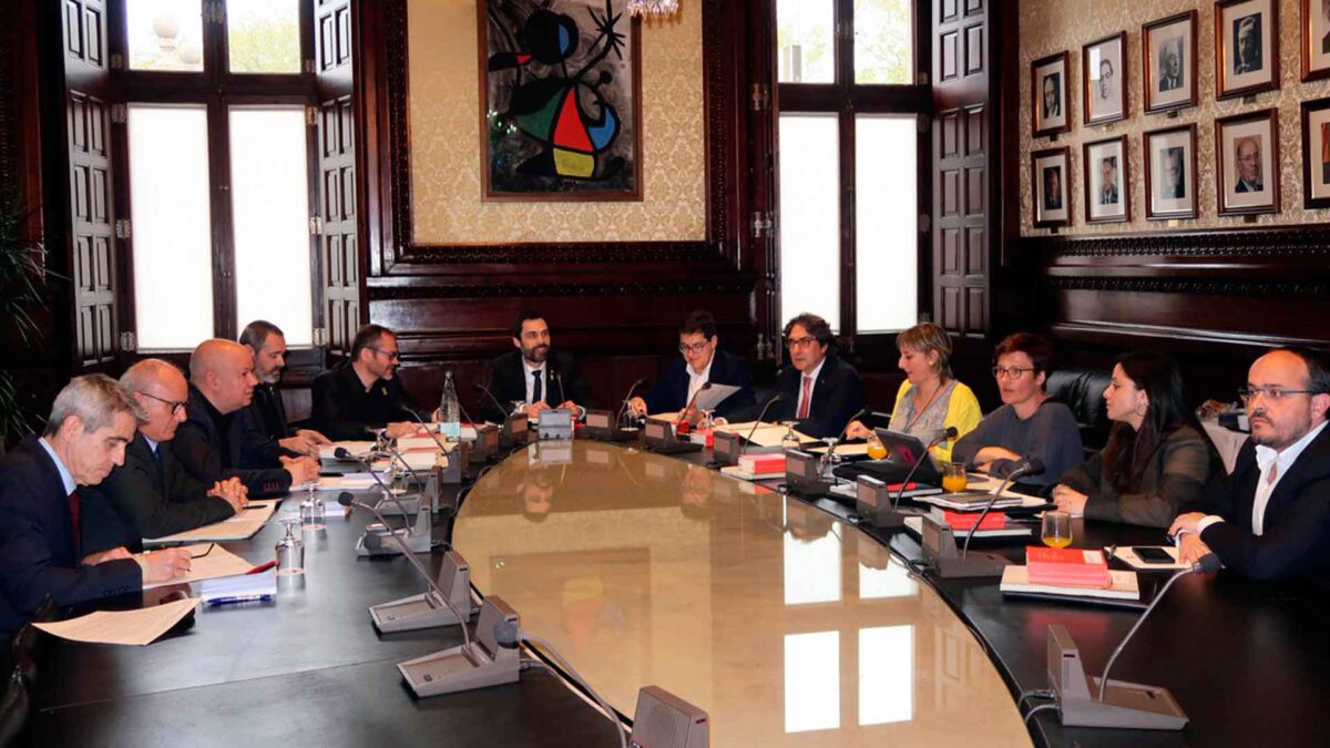 La Mesa del Parlament aprueba querellarse contra el juez Llarena