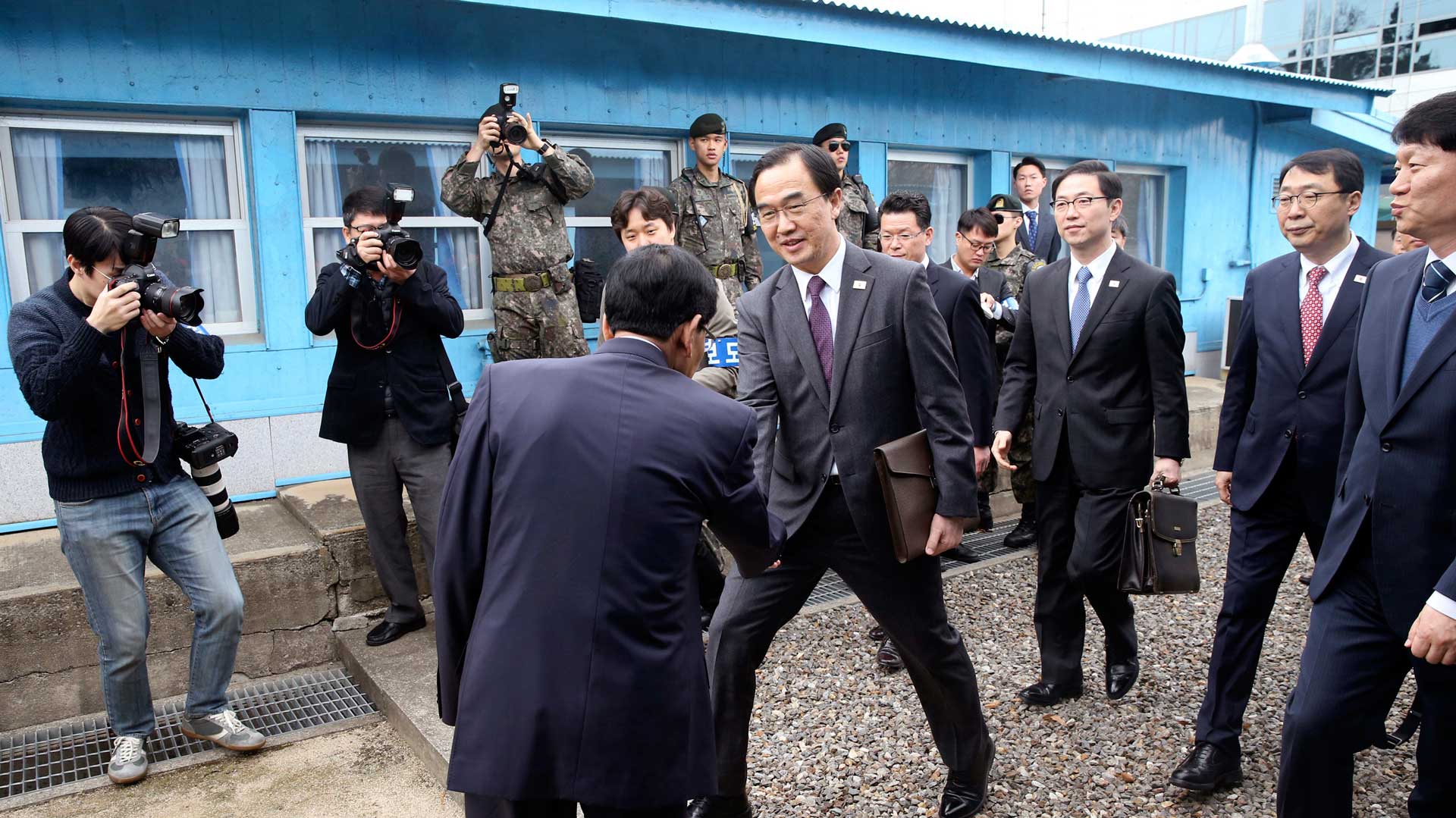Las dos Coreas retrasan al jueves su reunión preparatoria para la cumbre