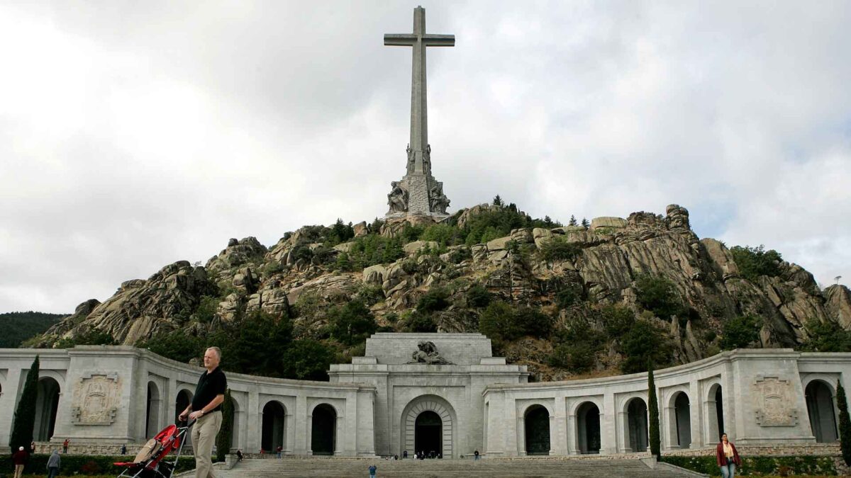 Los peritos comienzan los trabajos preliminares para las exhumaciones en el Valle de los Caídos