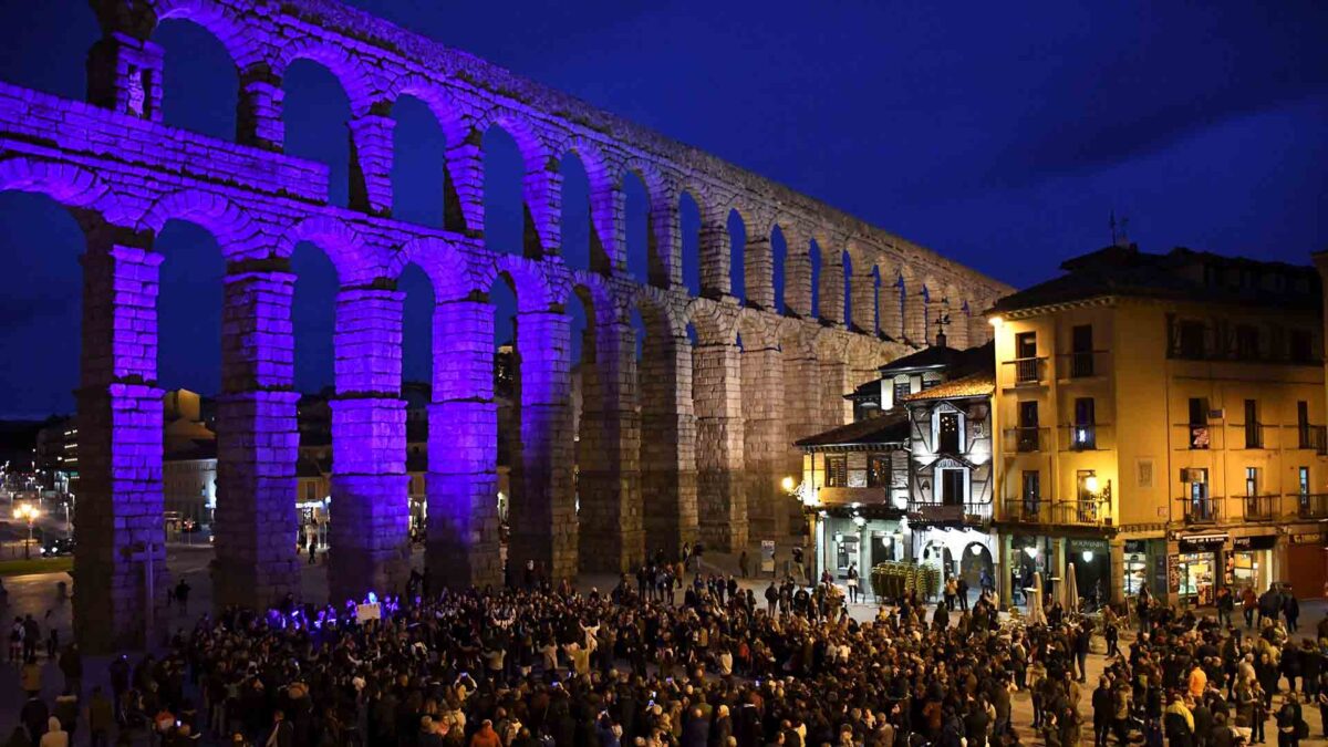 Más de 265 edificios emblemáticos se tiñen de azul para visibilizar el autismo