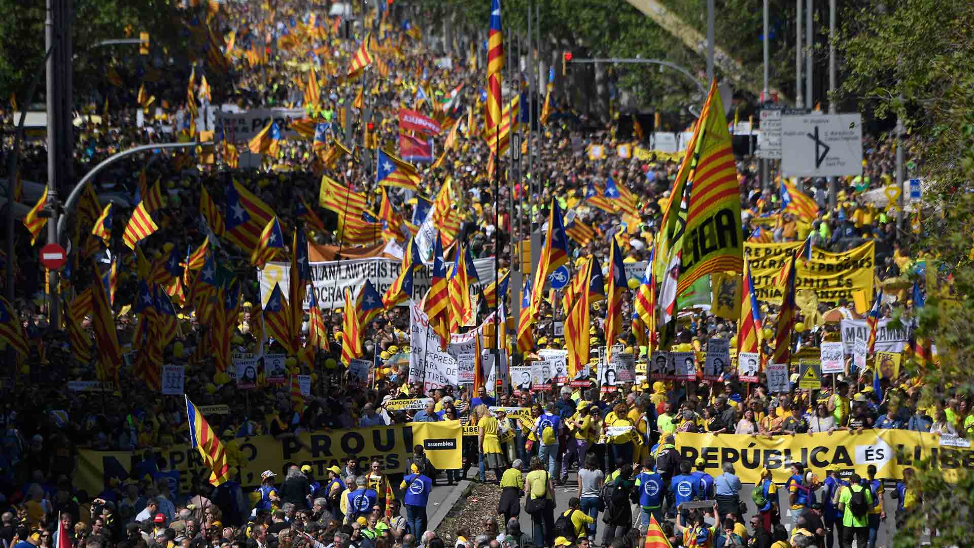 Miles de personas se manifiestan en Barcelona contra la prisión de independentistas catalanes