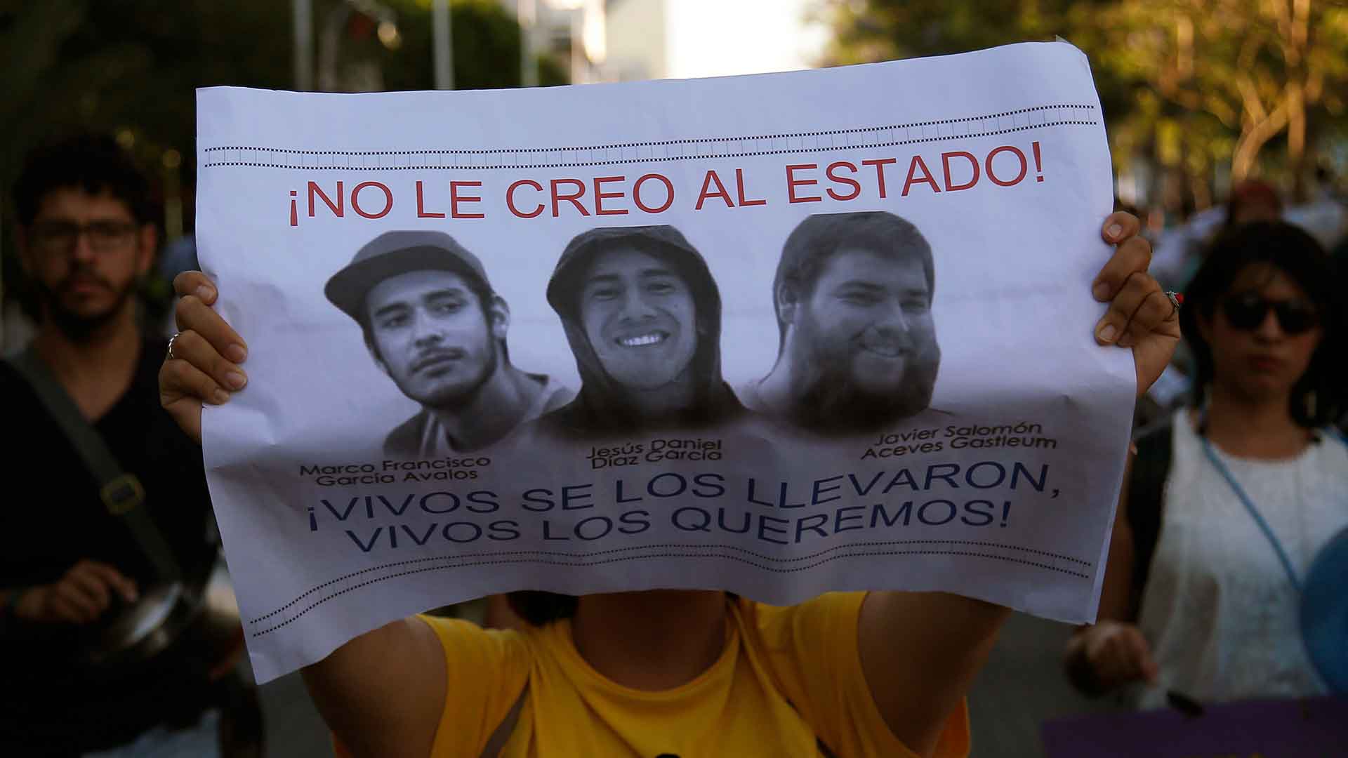 Miles de universitarios rechazan la versión oficial sobre el asesinato de los tres estudiantes mexicanos