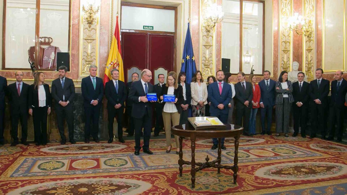 Montoro entrega los presupuestos en el Congreso sin tener garantizada su aprobación