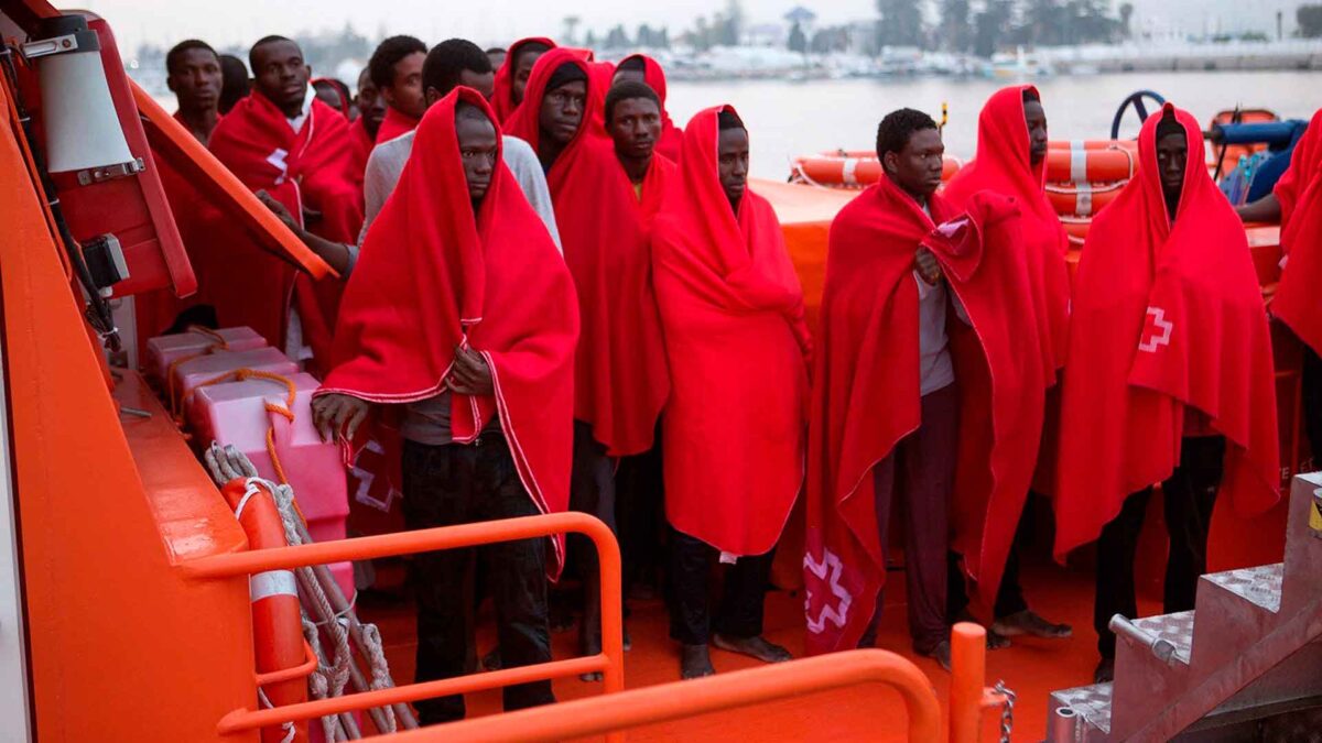 Mueren cinco inmigrantes y 17 son rescatados tras volcar una patera al sureste de Alborán