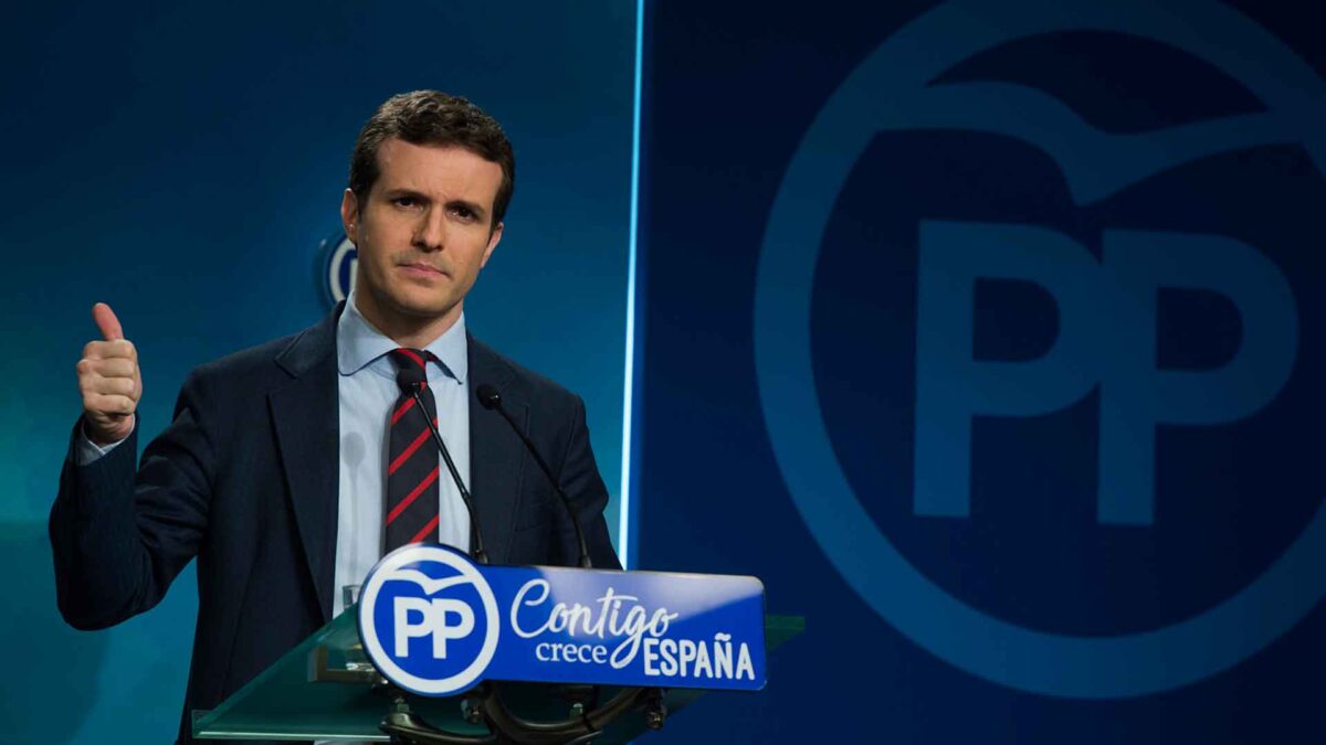 Pablo Casado muestra la documentación que acredita su máster en la URJC