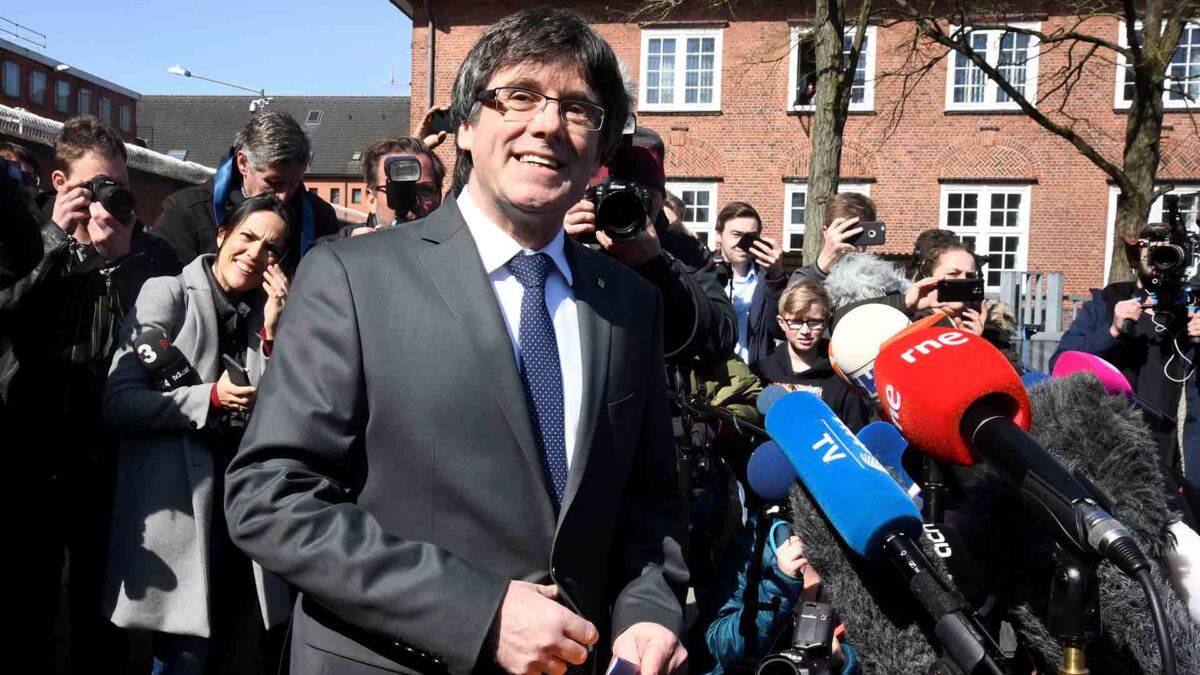 Puigdemont sale de prisión y exige la libertad de los presos catalanes