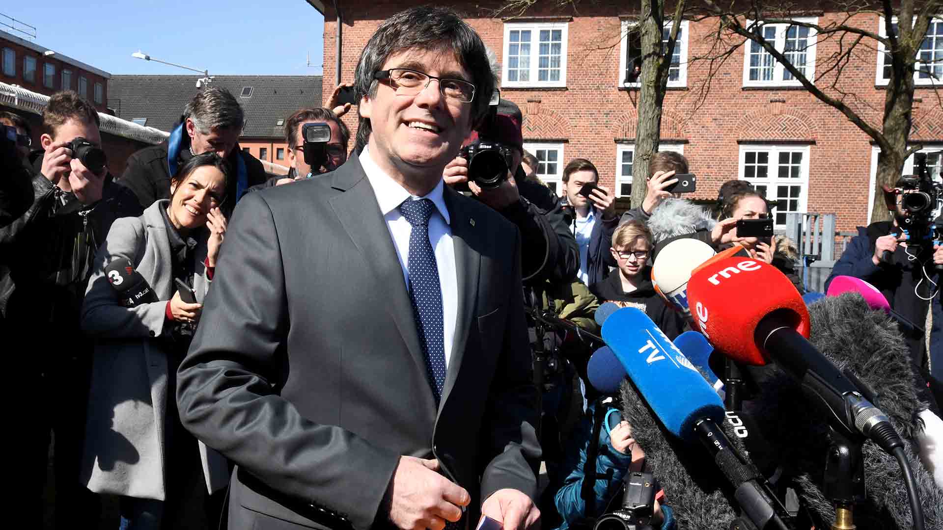 Puigdemont sale de prisión y exige la libertad de los presos catalanes