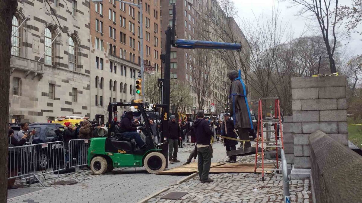 Retiran de Central Park la estatua de un ginecólogo que usó a esclavas negras como cobayas