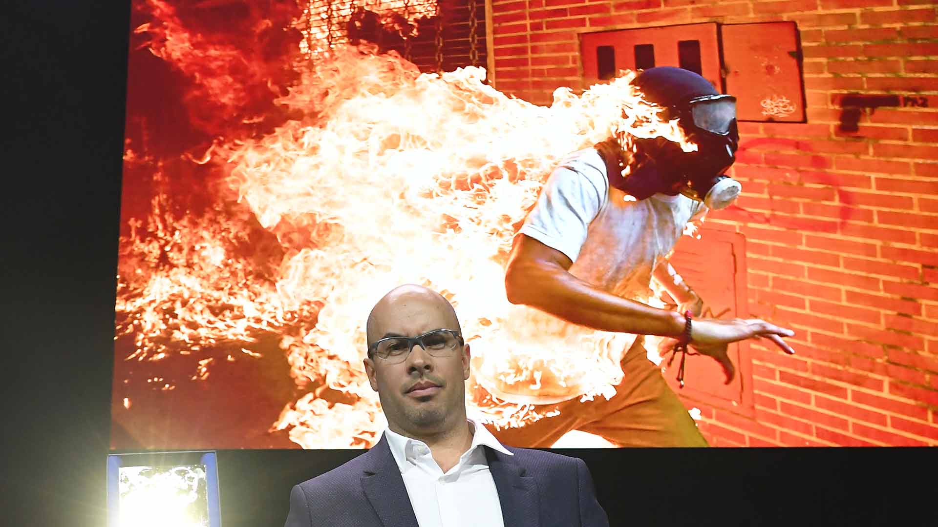 Ronaldo Schemidt, autor de la foto del año del WPP: "Solo sentí el calor en mi espalda, no paré de disparar en la bola de fuego"