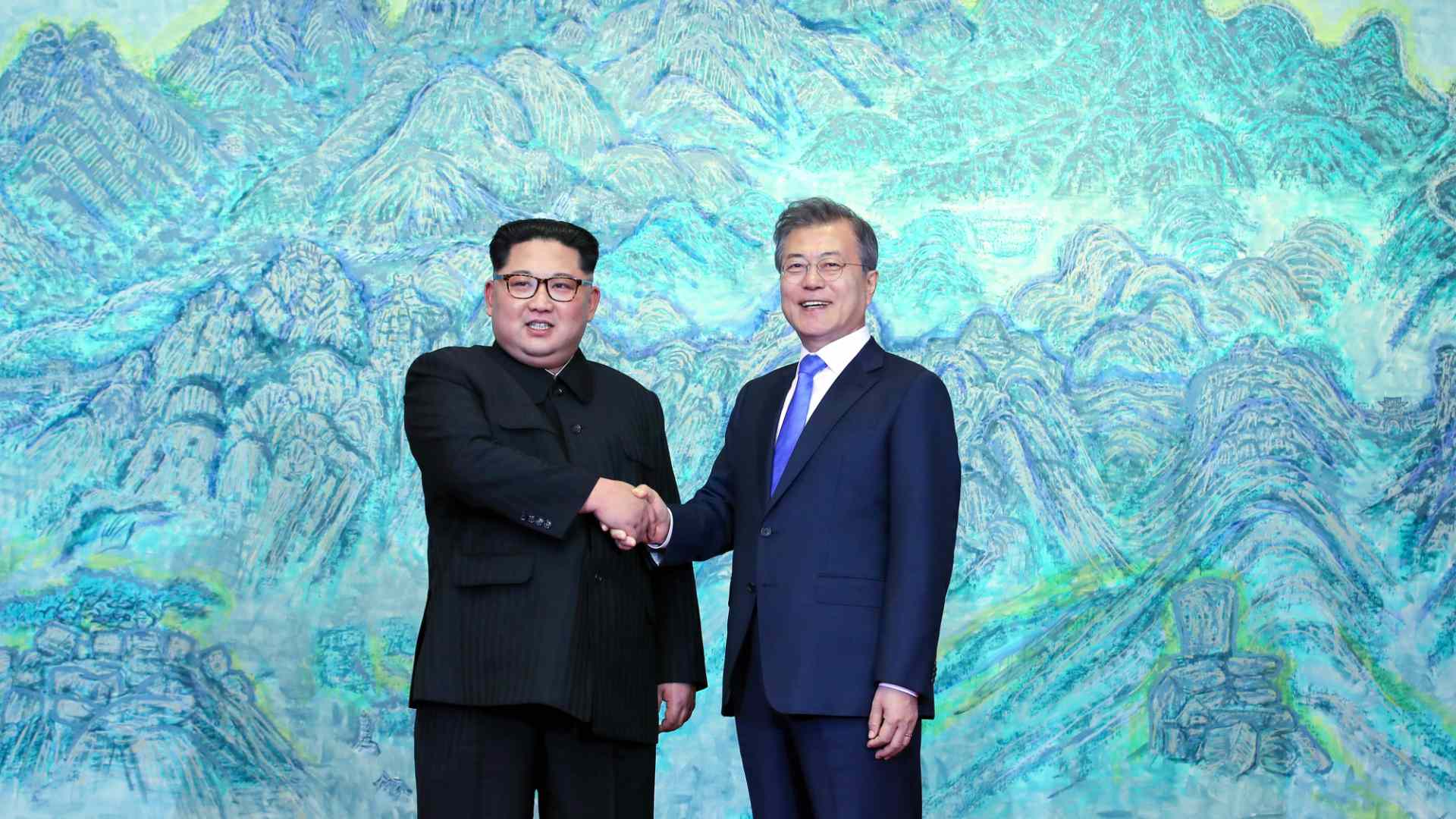 Un histórico apretón de manos entre Kim Jong-un y Moon Jae-in escenifica la cumbre intercoreana
