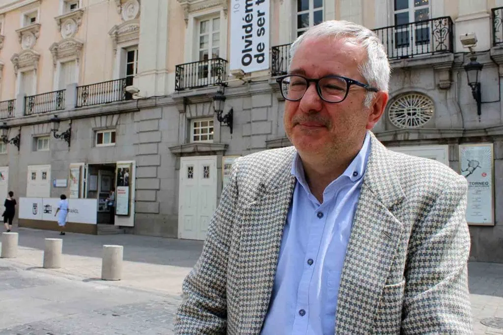 Alfonso Armada: "En la guerra, escribir sobre lo que ves te protege de la angustia de morir"