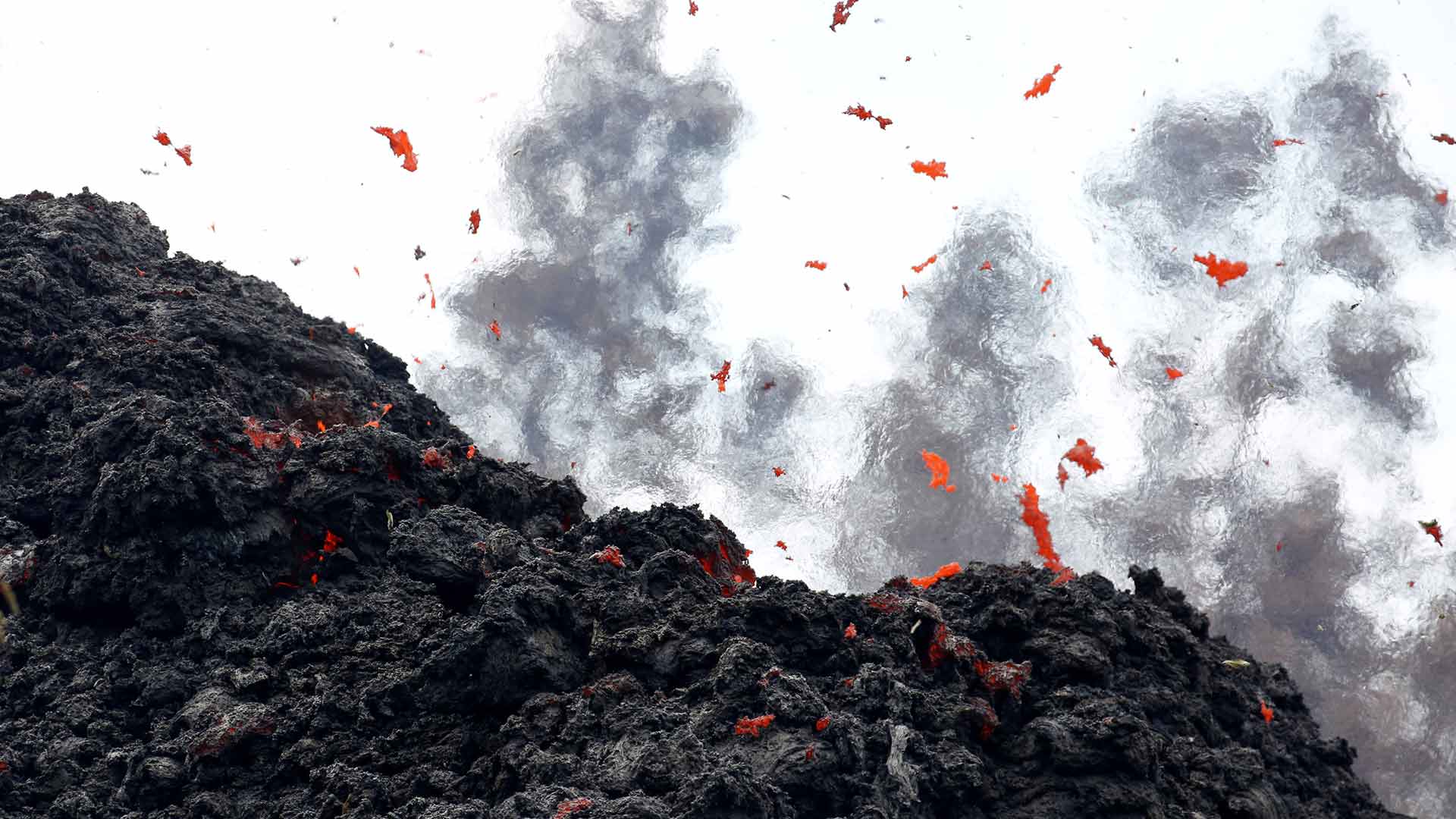 Aparece una nueva fisura en el volcán de Hawái que podría expulsar grandes rocas