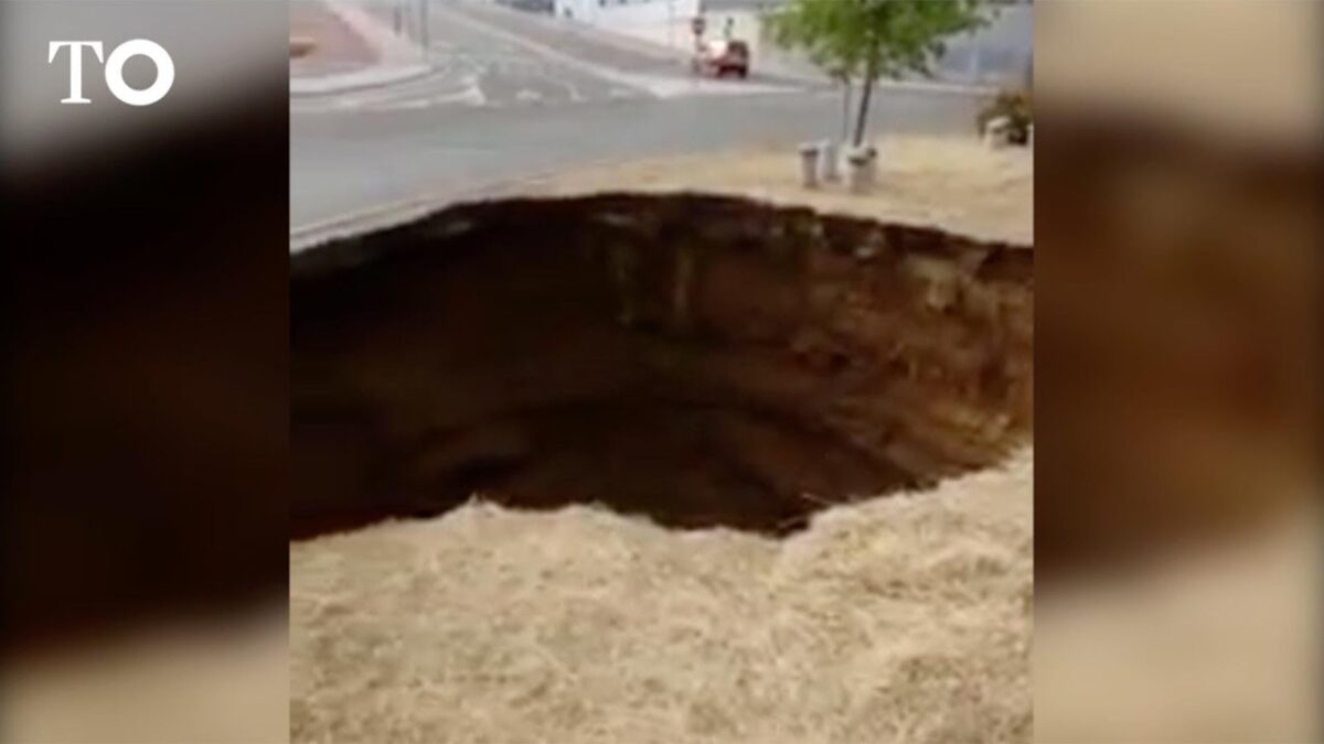 Una avería en la red de agua provoca un socavón de 100 metros en Madrid