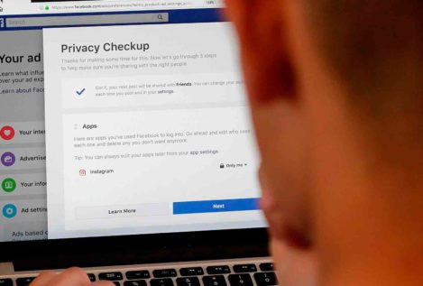 Cambridge Analytica, acorralada por el escándalo de Facebook, anuncia el cese de sus operaciones