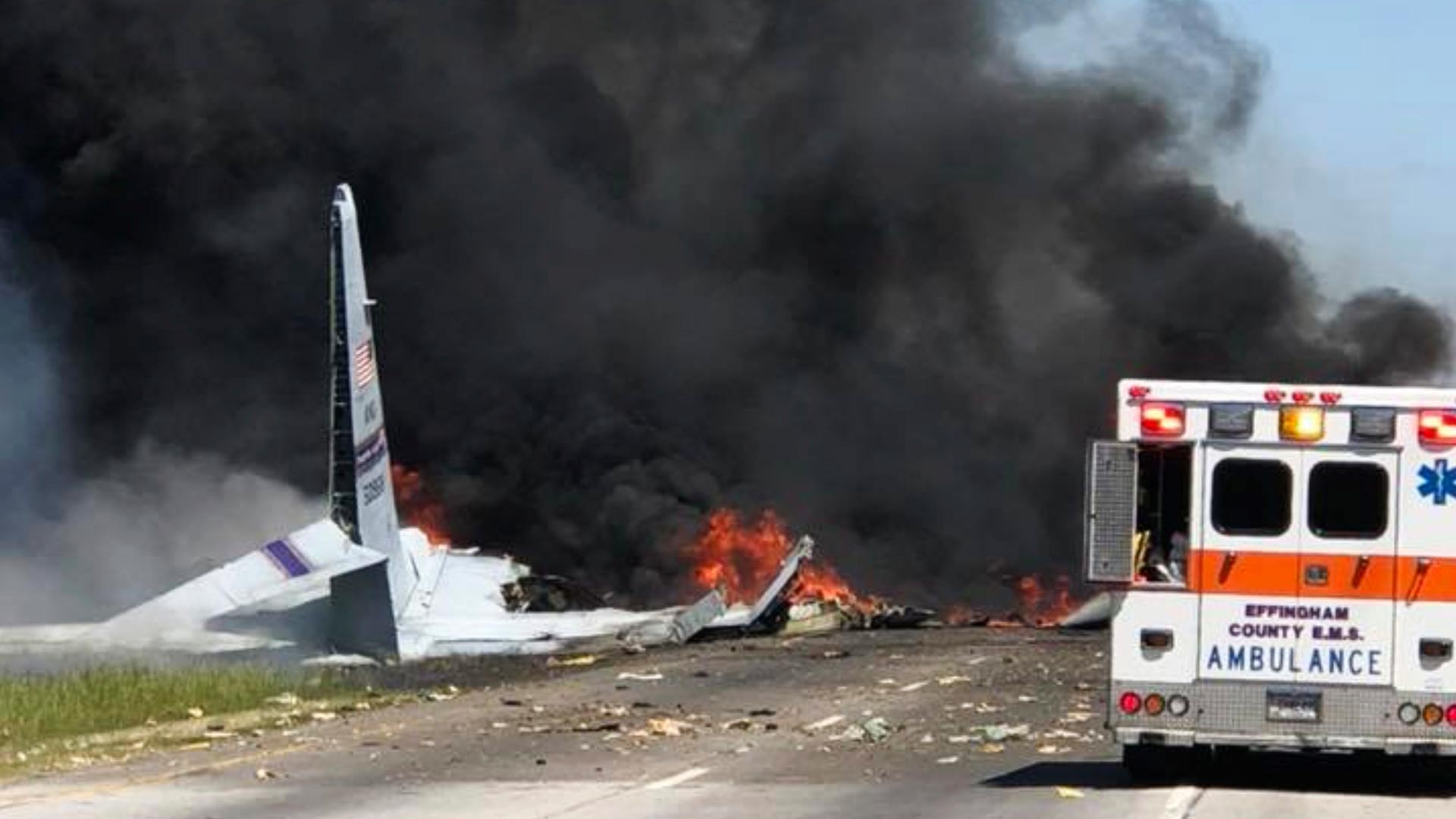 Nueve muertos tras estrellarse un avión militar en Georgia