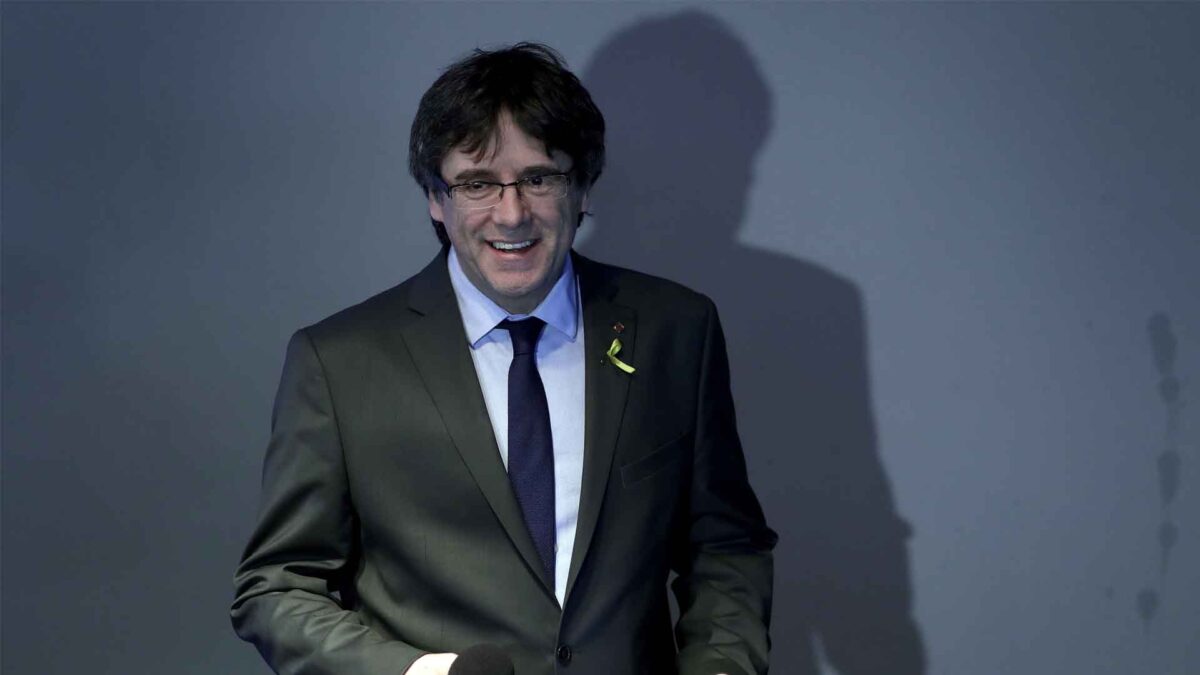 El Constitucional suspende la ley para investir a Puigdemont a distancia