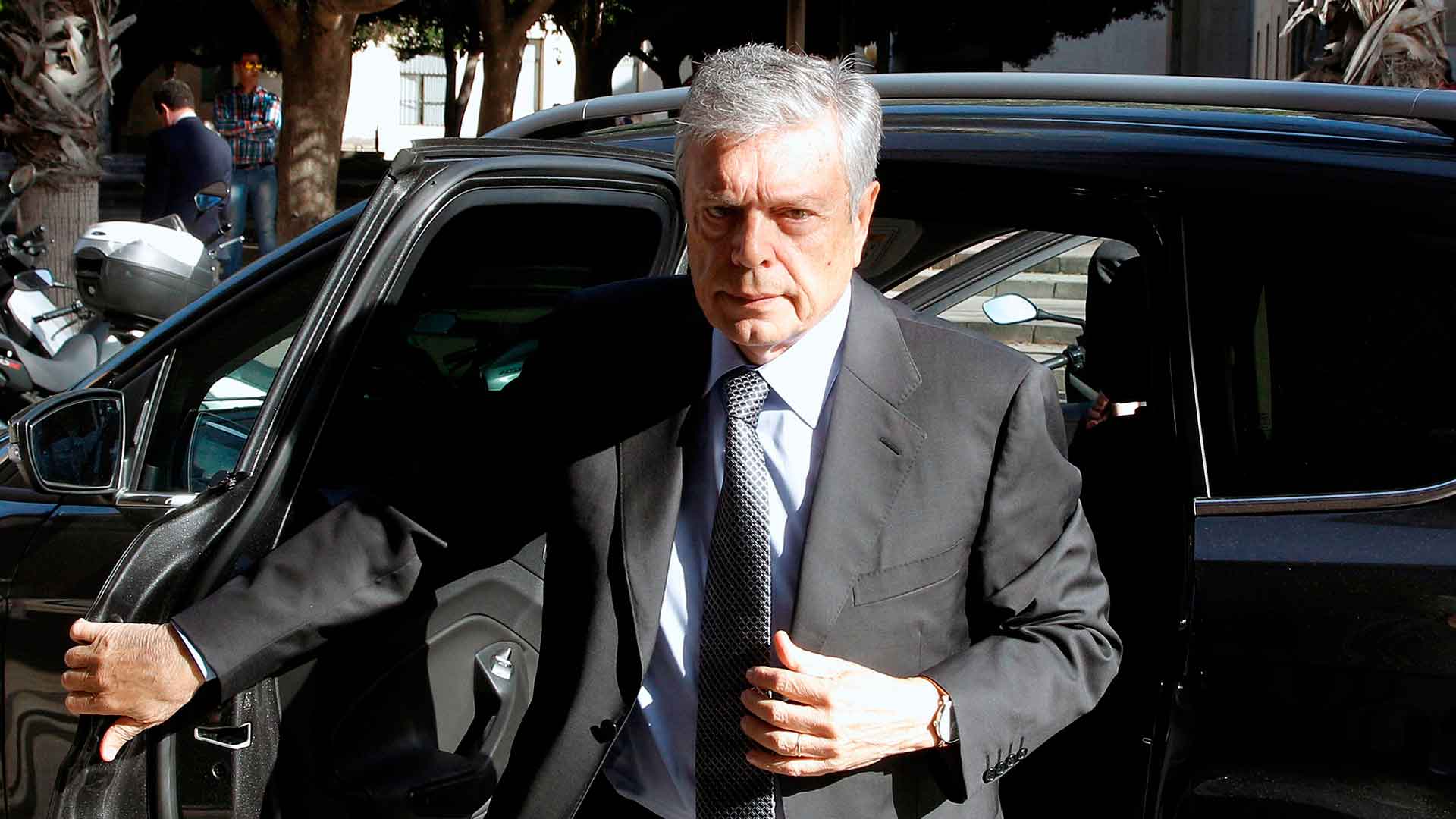 El expresidente de la CAM se declara culpable del cobro irregular de 600.000 euros