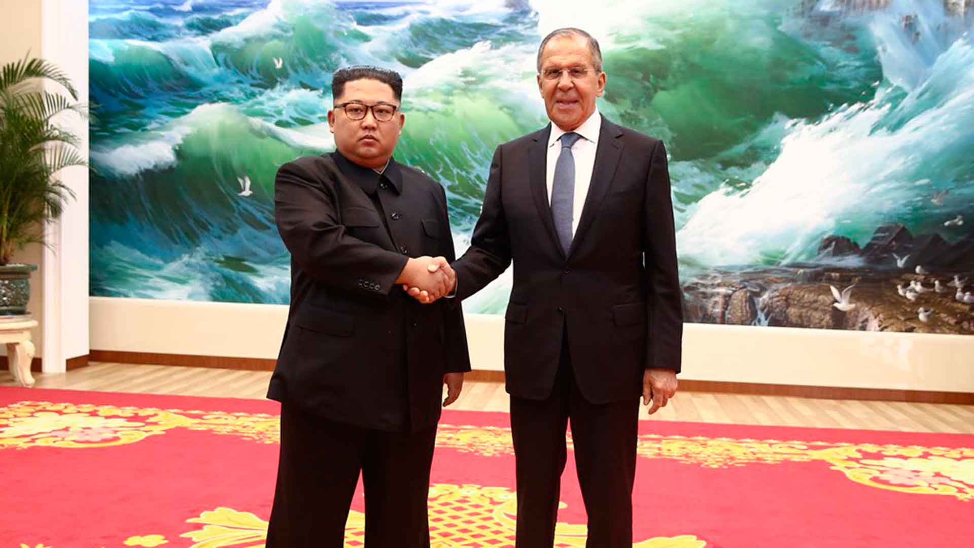 Kim Jong-un elogia a Putin en una reunión con el ministro de Exteriores ruso
