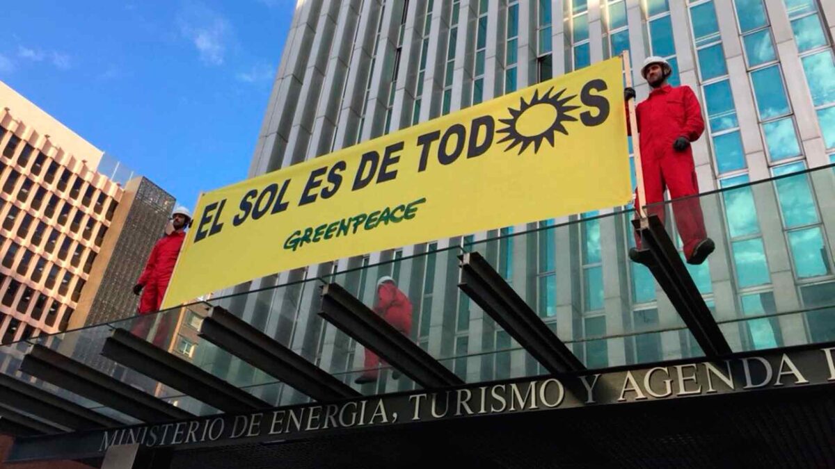 Greenpeace coloca placas solares en el Ministerio de Energía y pide el fin del «impuesto al sol»