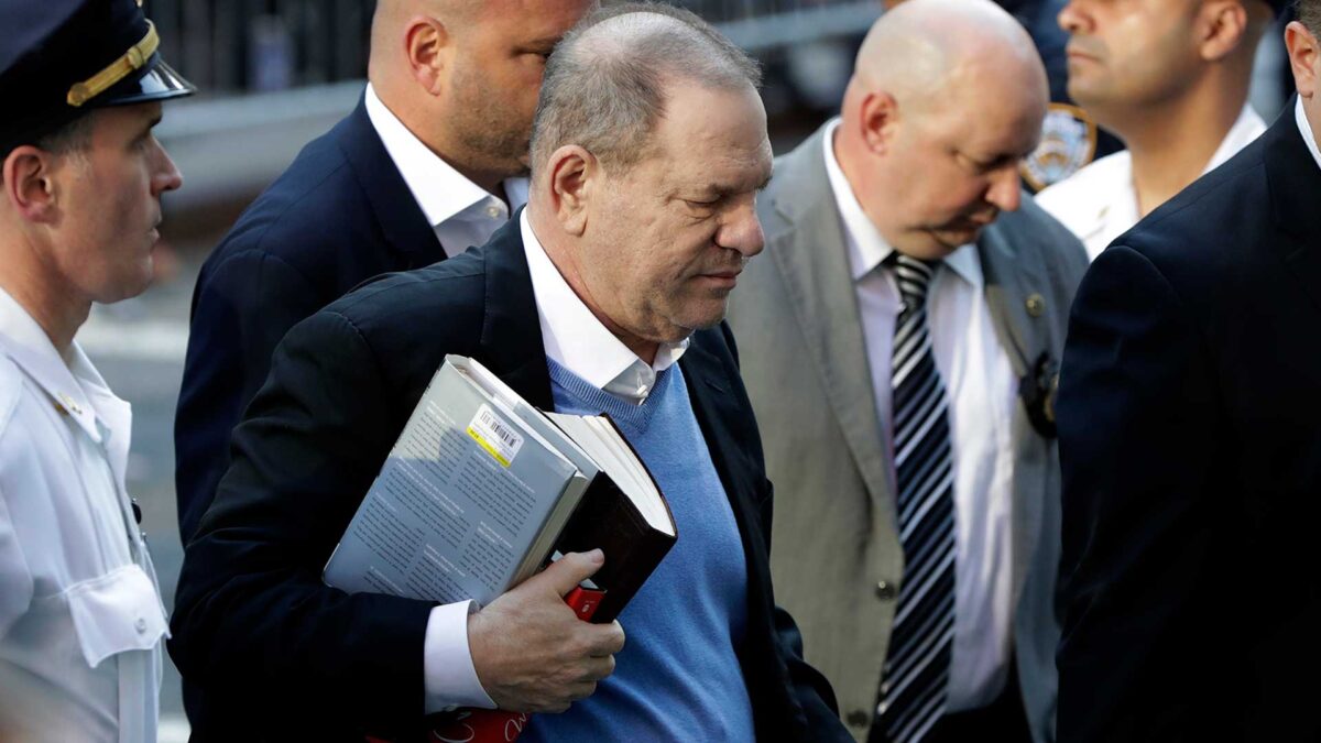 Harvey Weinstein se entrega en una comisaría de Nueva York por los cargos de abusos sexuales