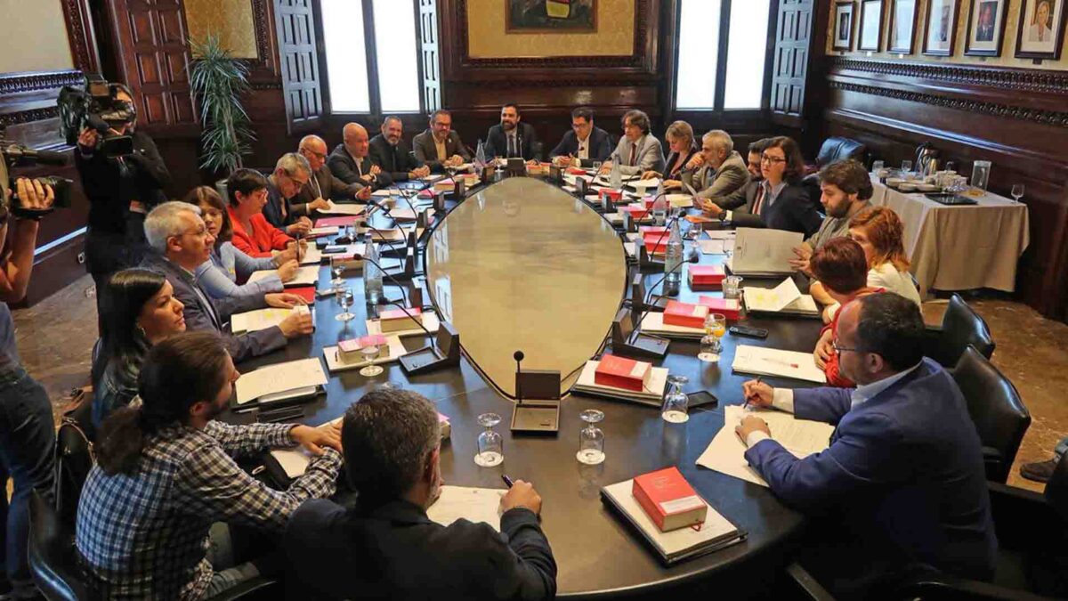 El Parlament da una semana a ERC para aclarar la situación legal de Comín