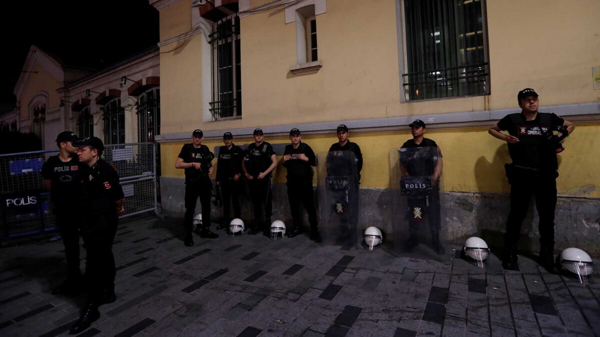 La Policía turca ordena detener por golpismo a 109 personas, 70 de ellas militares