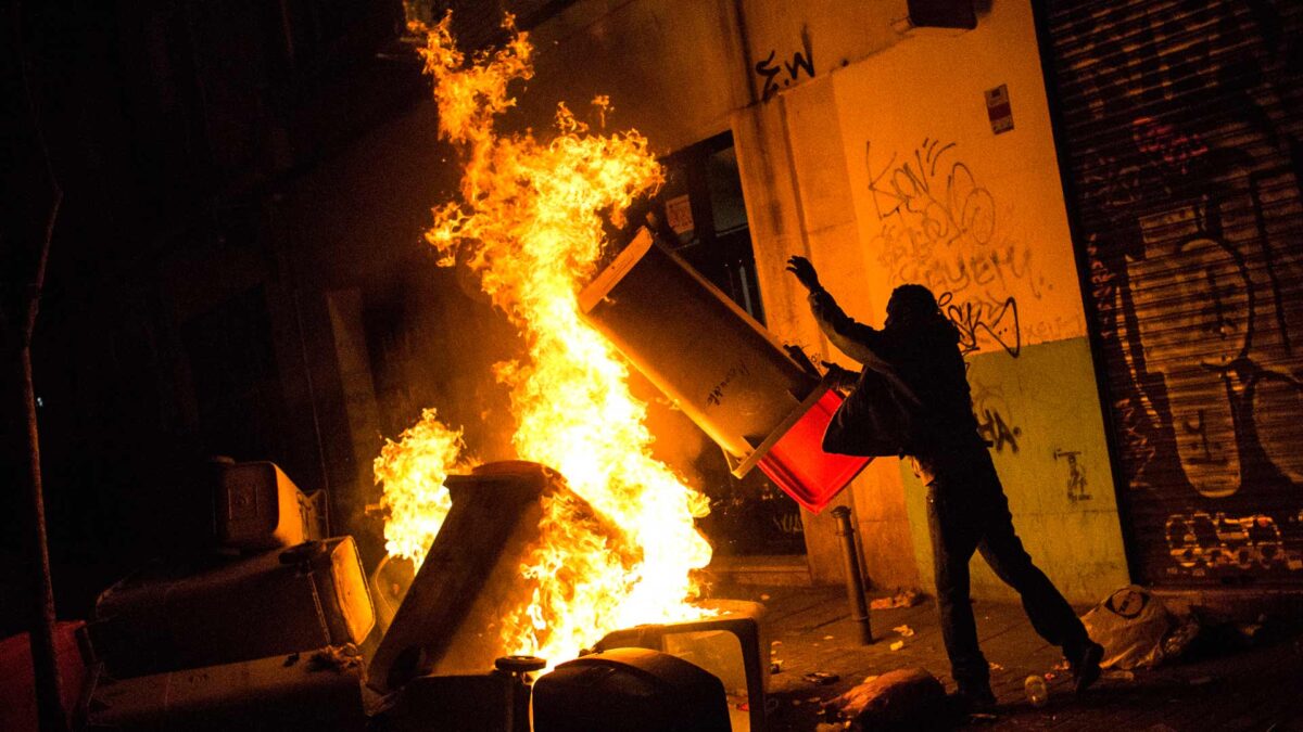 Liberan a los cuatro detenidos por disturbios en Lavapiés tras la muerte de un mantero