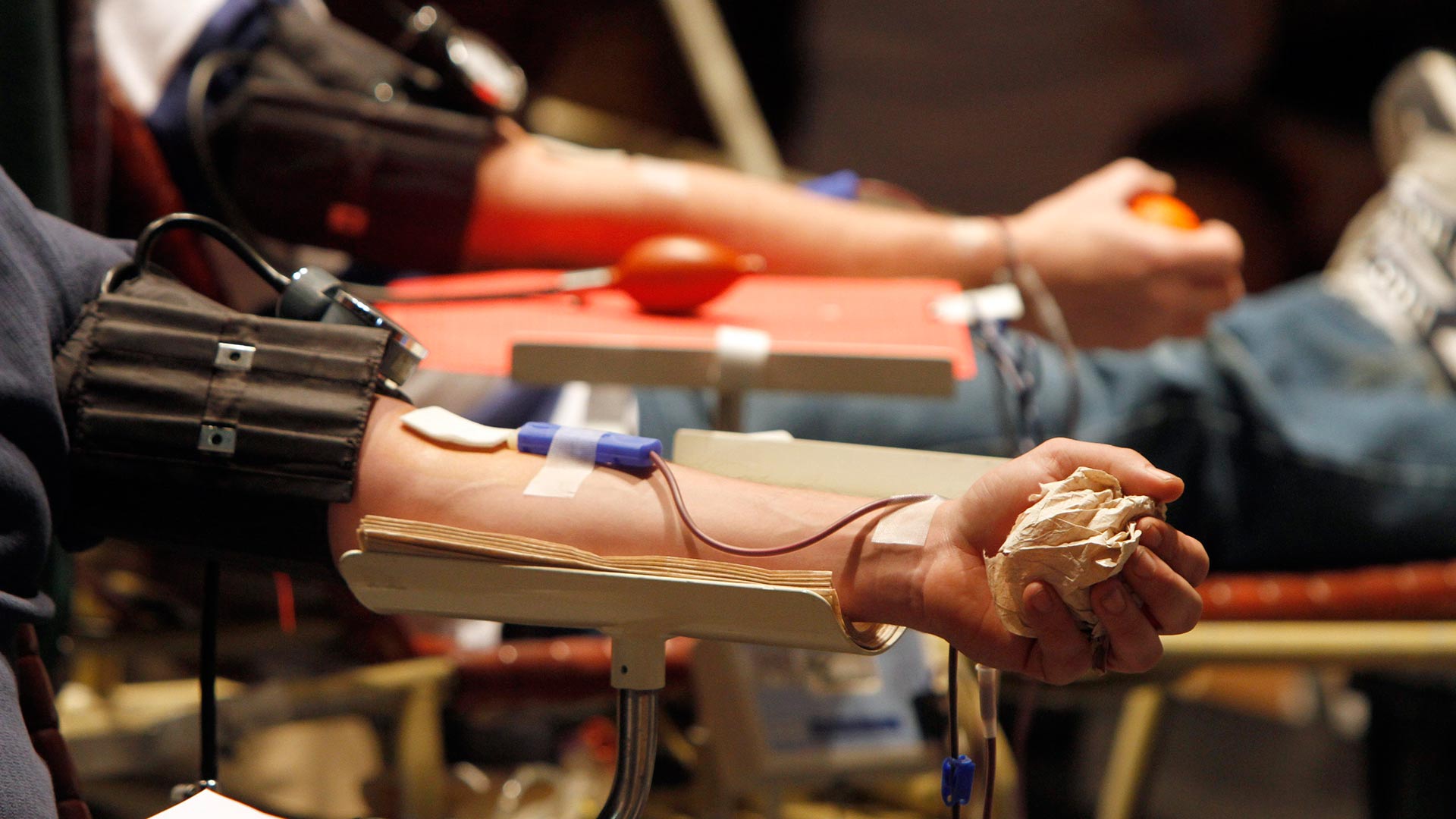 ¿Por qué hay países que todavía prohíben a los hombres homosexuales donar sangre?