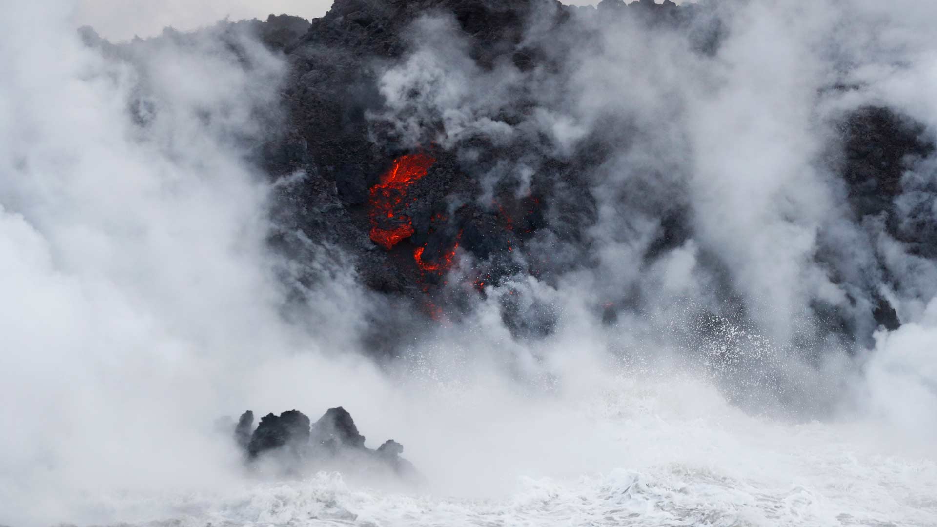Un peligroso fenómeno se forma en Hawái al llegar lava volcánica al océano