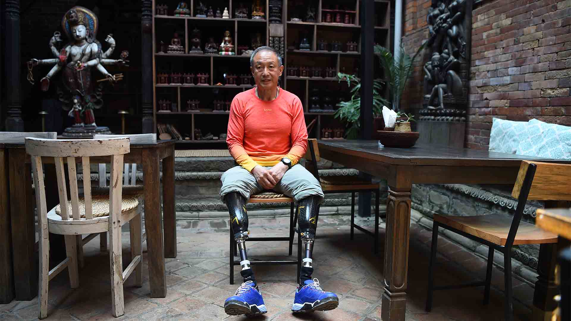 Un sexagenario sin piernas consigue coronar el Everest