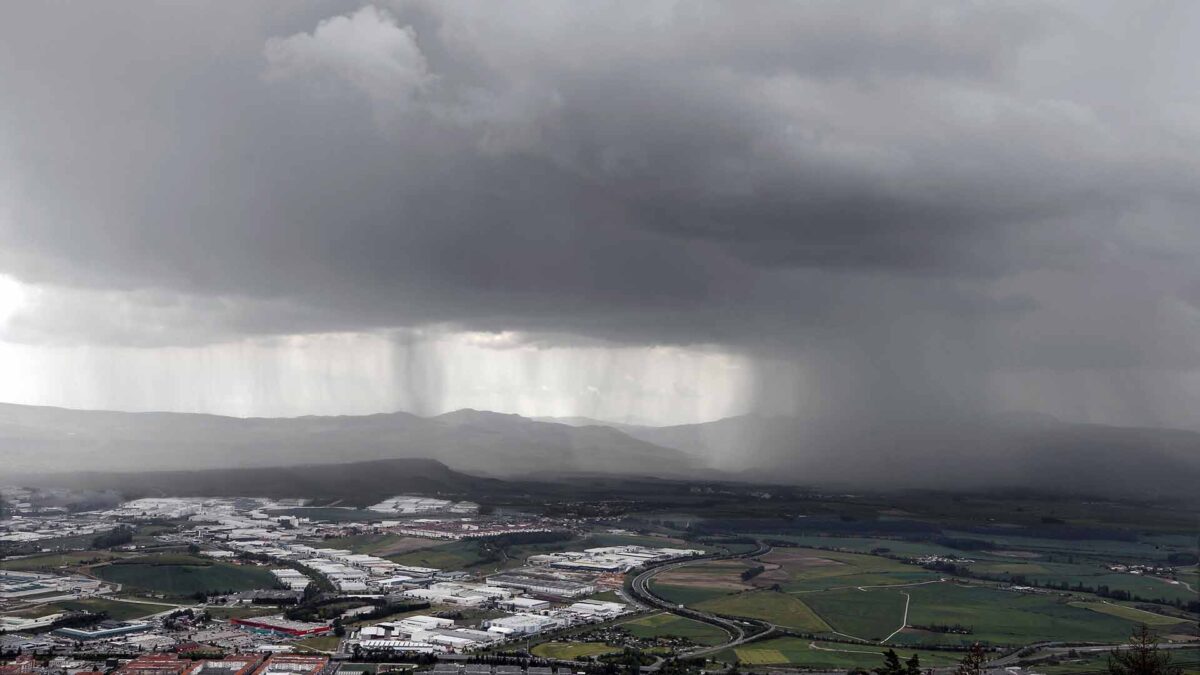 Una tormenta de gota fría mantiene en alerta a una veintena de provincias